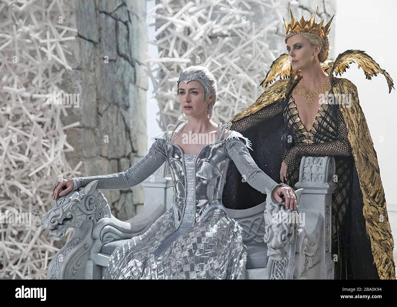 THE HUNTSMAN: WINTER'S WAR 2016 Universal Pictures film avec Emily Blunt à gauche et Charlize Theron Banque D'Images