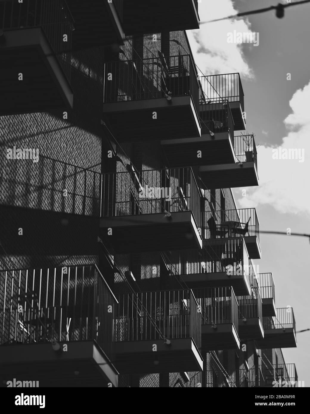 Balcons, bloc d'appartements, appartements à Londres. Détails à contraste élevé et ombres longues. Banque D'Images
