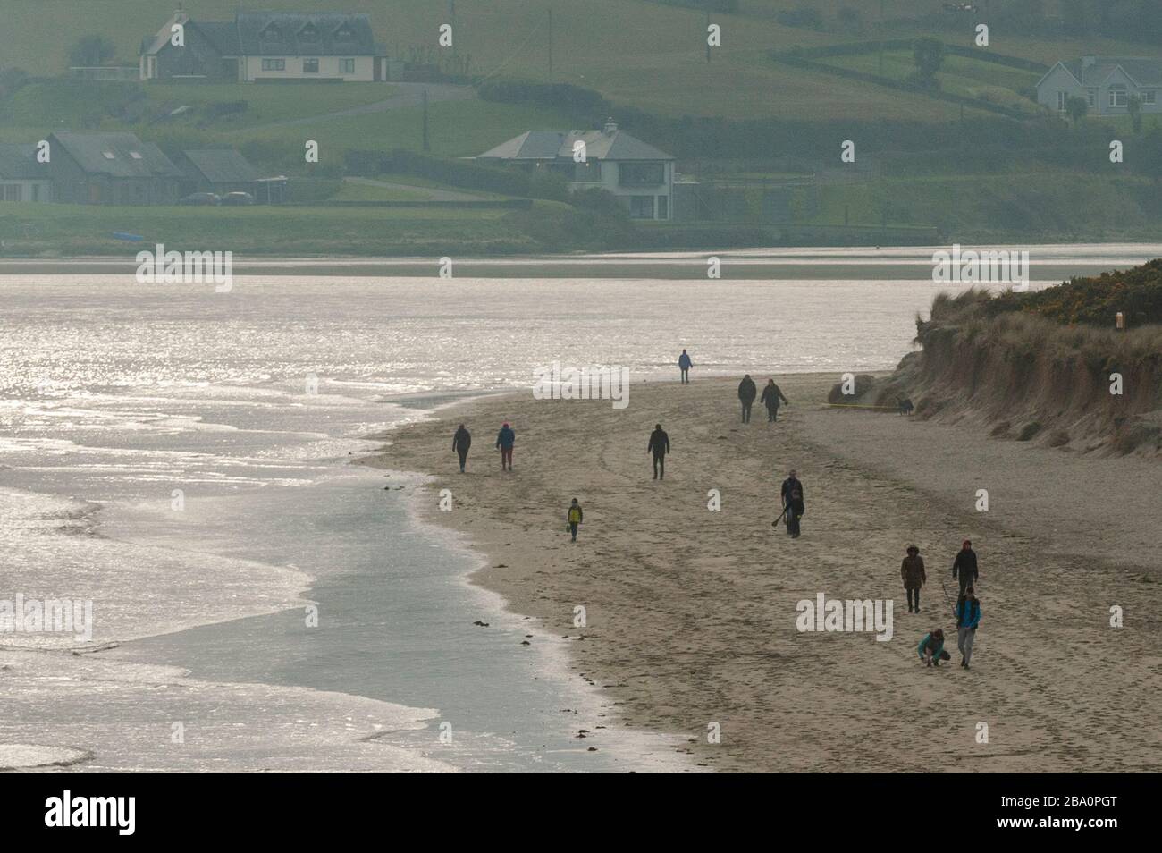 Inchydoney Beach, West Cork, Irlande. 25 mars 2020.les gens sur la plage d'Inchydoney observaient aujourd'hui des directives de distanciation sociale. Crédit : Andy Gibson/Alay Live News Banque D'Images