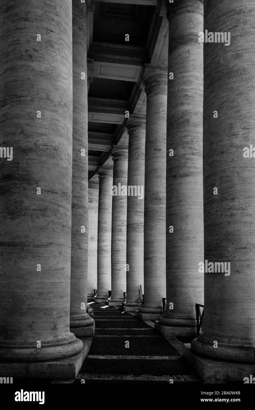 Colonnade dans la Cité du Vatican à Rome Banque D'Images