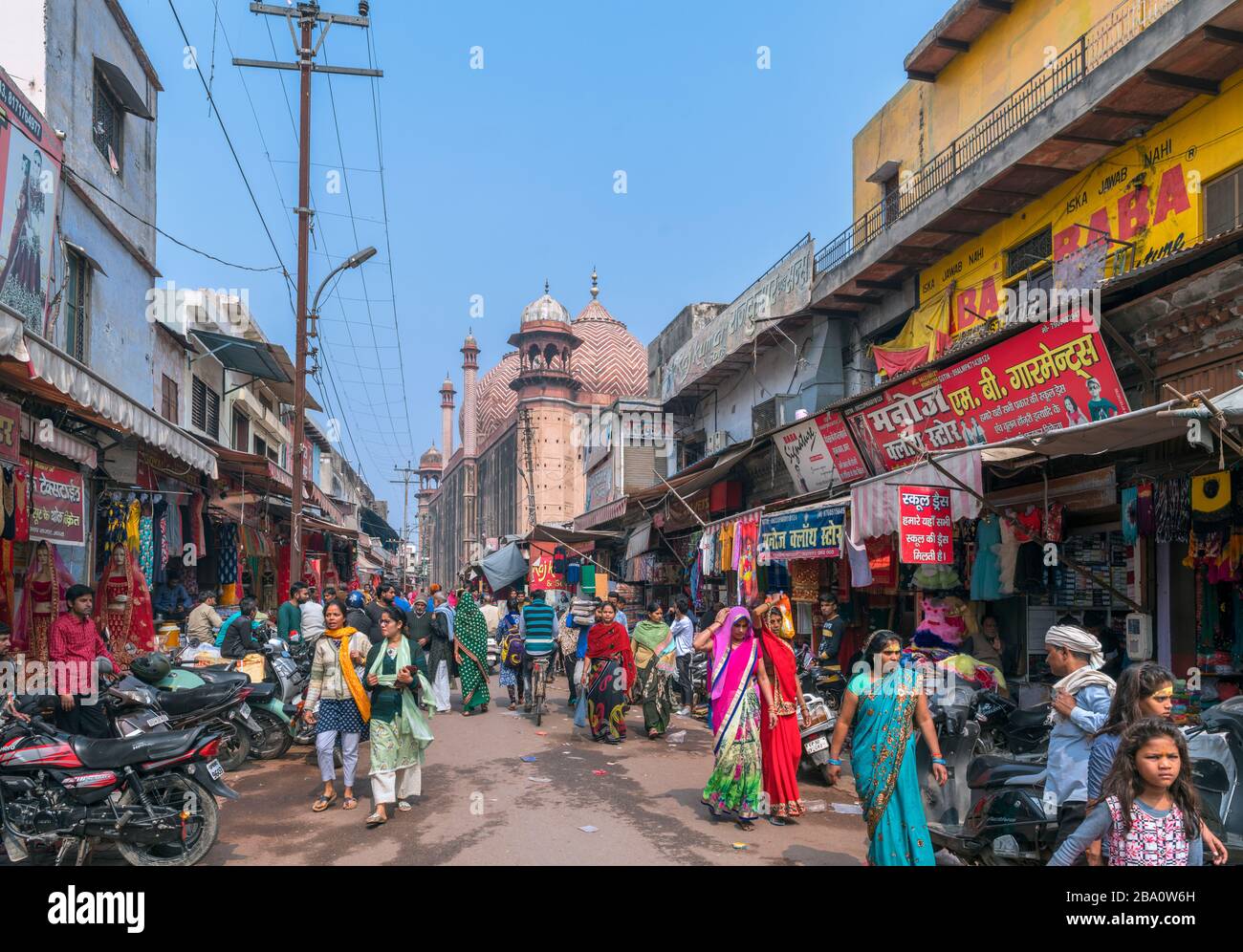 Boutiques et étals dans une rue menant à Jama Masjid (Mosquée Jama), Agra, Uttar Pradesh, Inde Banque D'Images