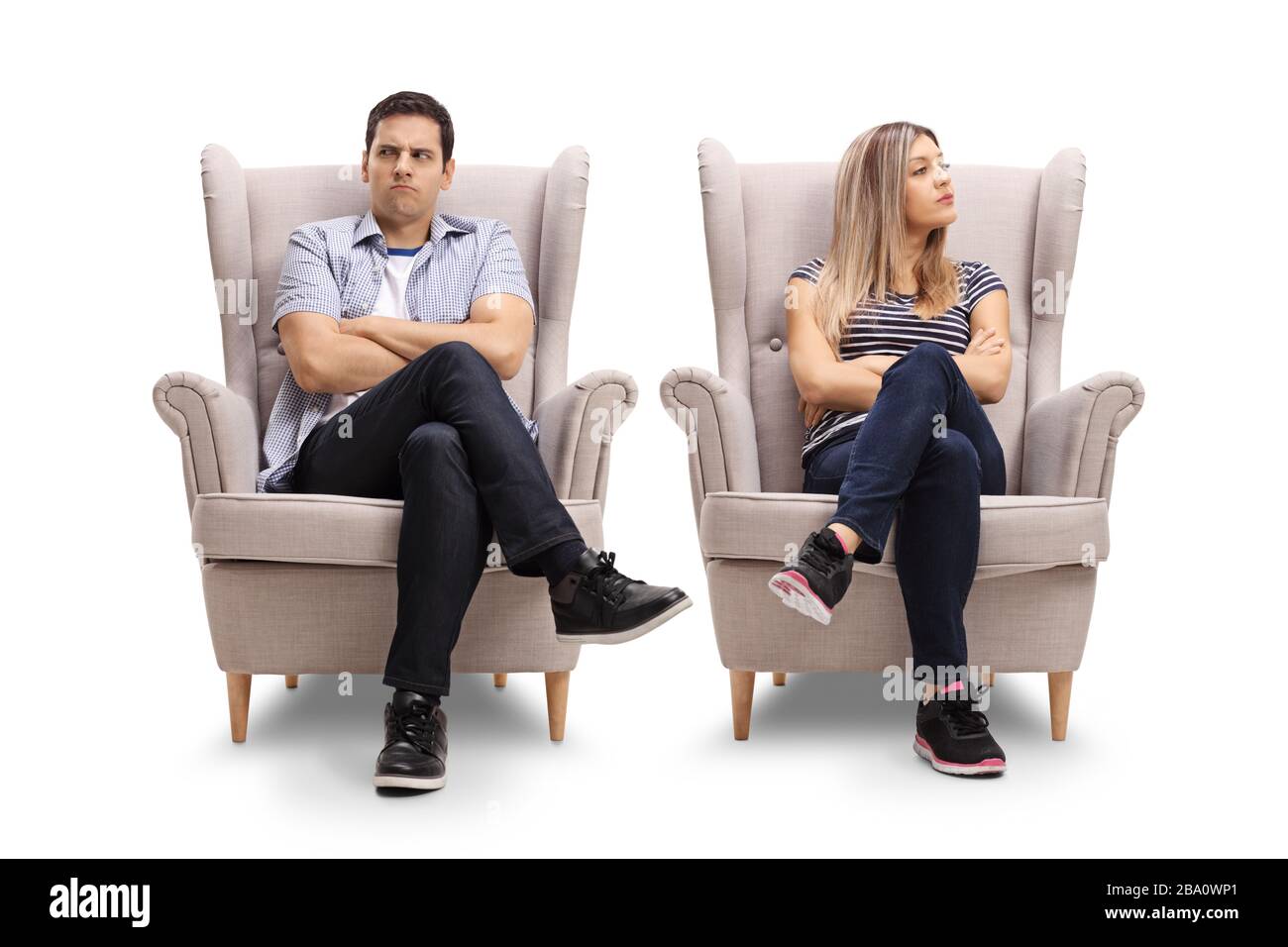 Jeune homme et femme en colère assis dans des fauteuils en regardant sur le côté isolé sur fond blanc Banque D'Images