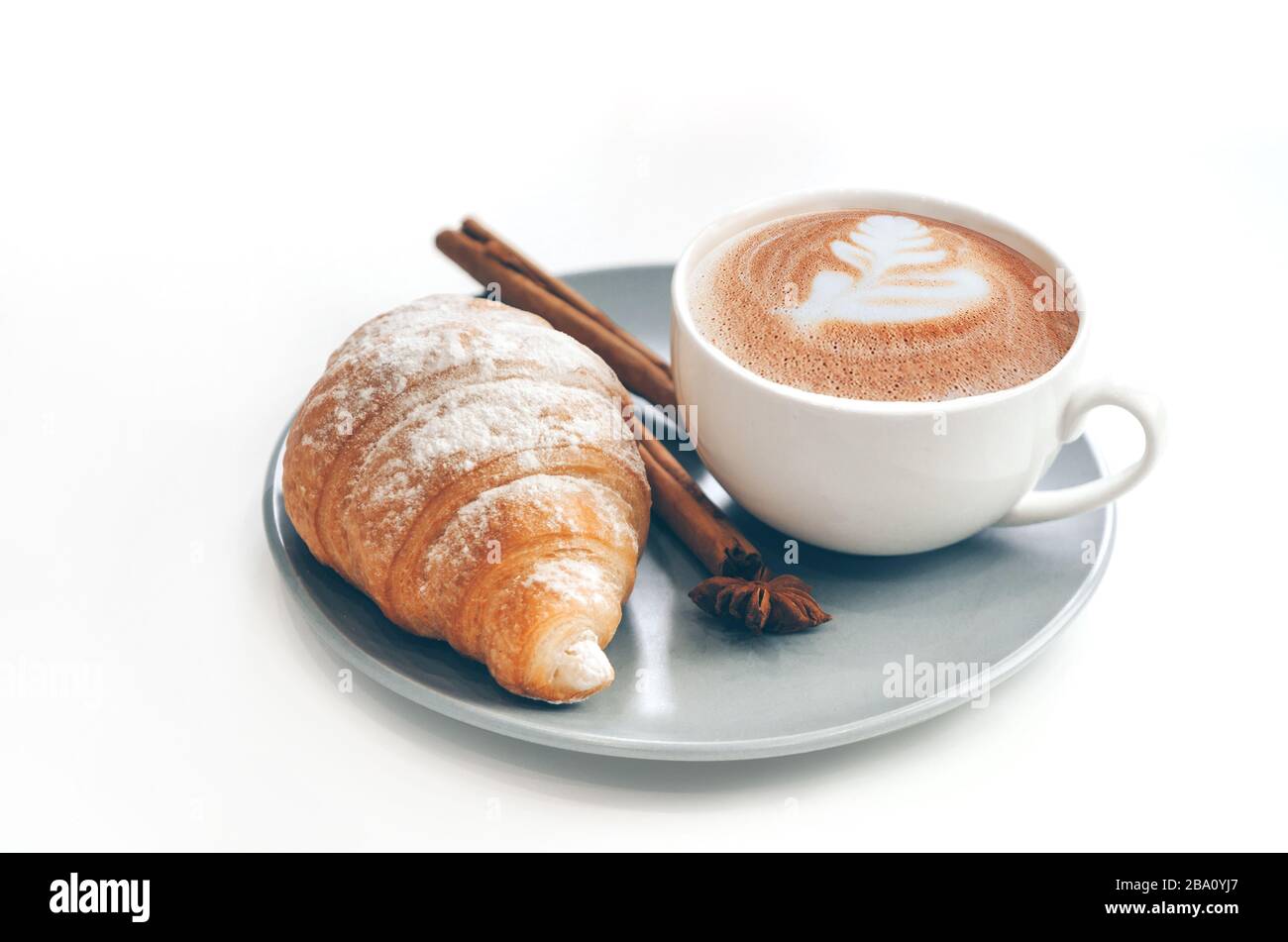 Croissant frais cuit avec tasse à café et art de Latte, cannelle et anis étoilé.isolé Banque D'Images