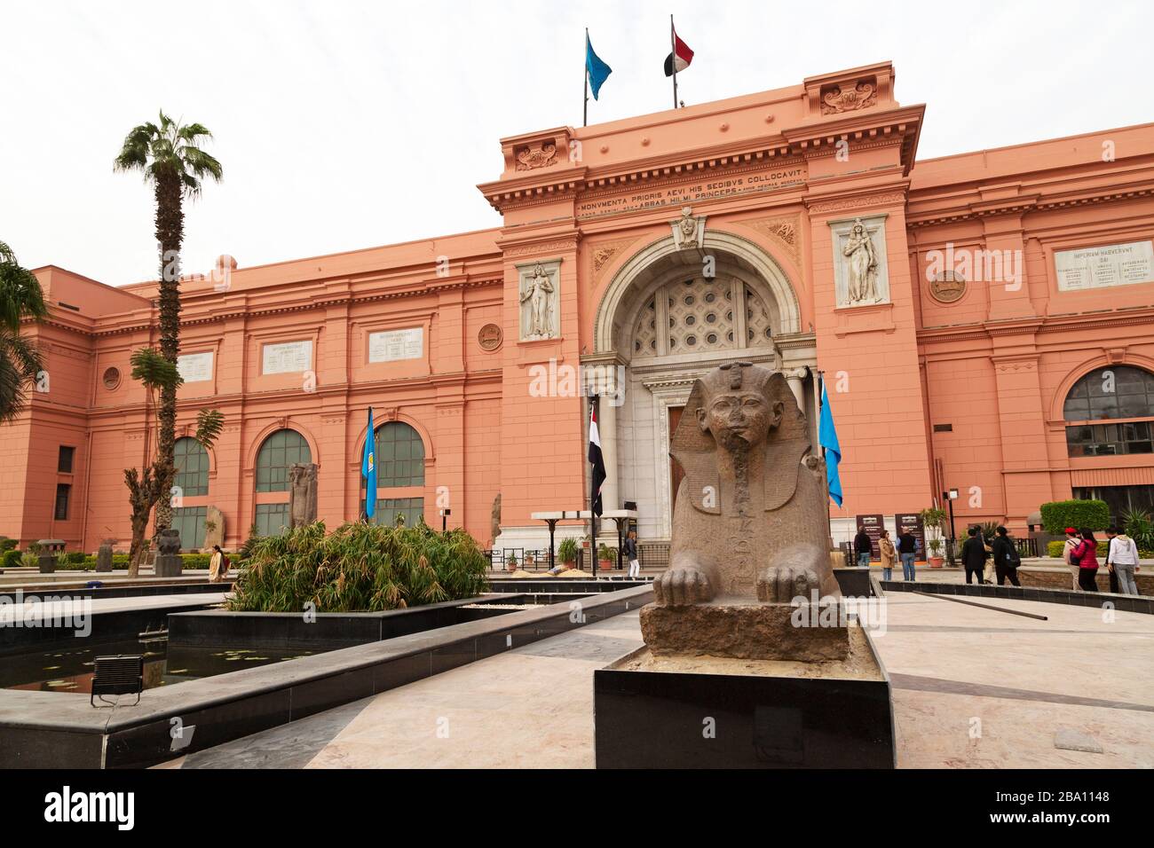 Statue de Sphinx près de la façade du Musée des Antiquités égyptiennes au Caire, en Egypte. L'attraction touristique est communément connue sous le nom de Musée égyptien. Banque D'Images