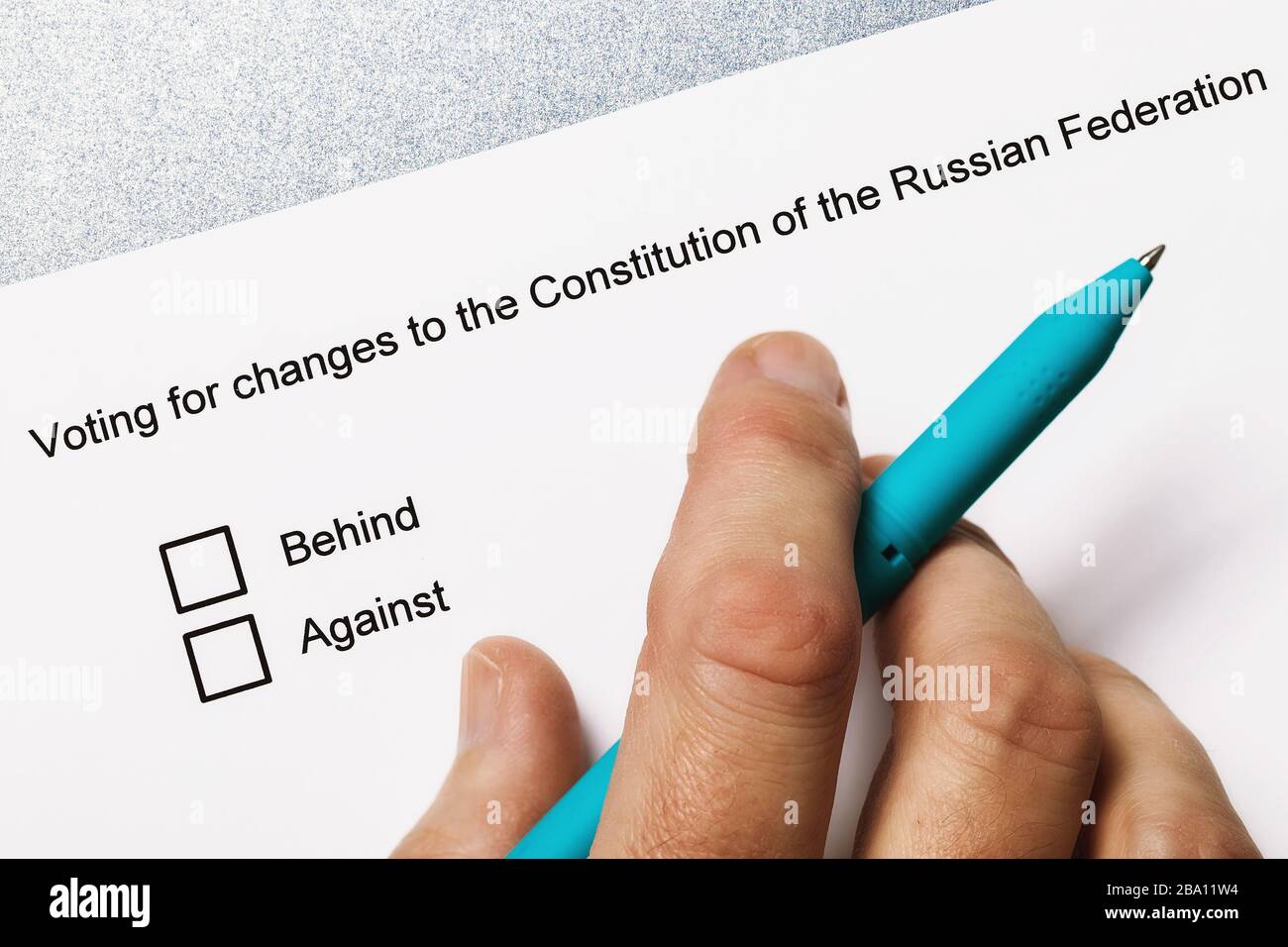 Main de l'homme et forme de texte. Le concept du vote pour les changements constitutionnels dans la Fédération de Russie Banque D'Images