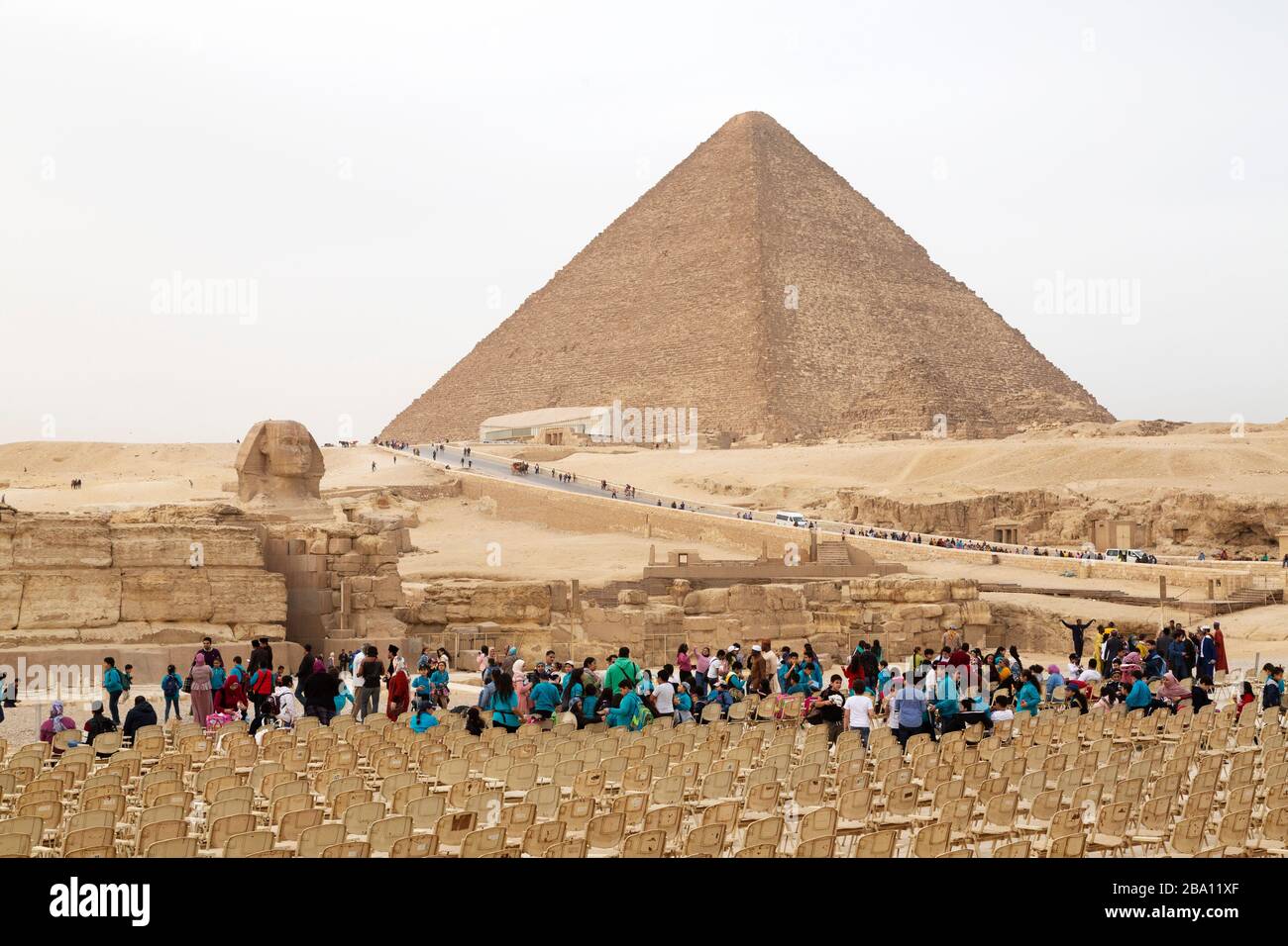 Les groupes scolaires visitent le Grand Sphinx de Gizeh, par la Grande Pyramide de Khufu, au plateau de Gizeh au Caire, en Egypte. Banque D'Images