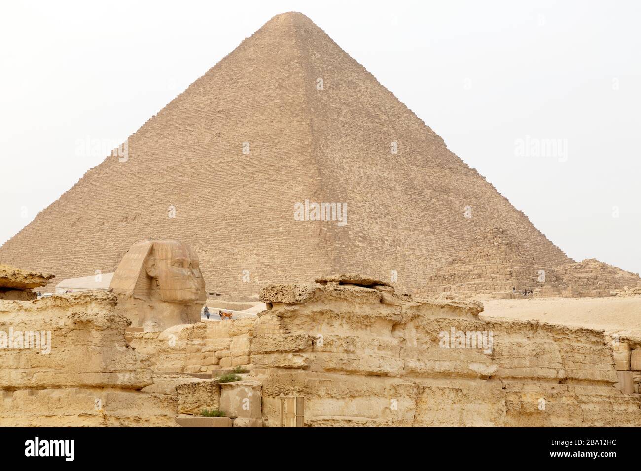 Le Grand Sphinx de Gizeh, par la Grande Pyramide de Khufu, au plateau de Gizeh au Caire, en Egypte. On pense que le sphinx a plus de 4 500 ans. Banque D'Images