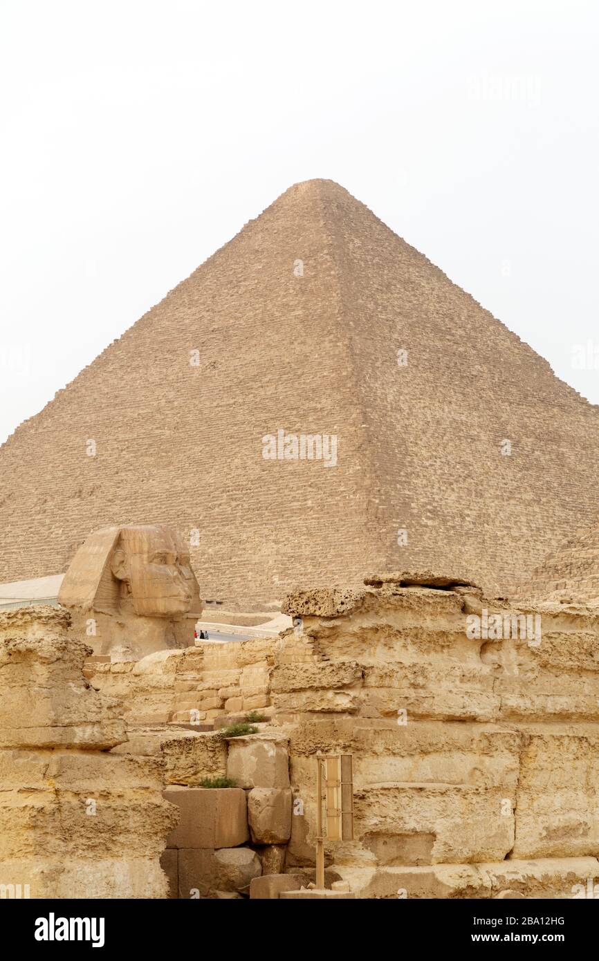 Le Grand Sphinx de Gizeh, par la Grande Pyramide de Khufu, au plateau de Gizeh au Caire, en Egypte. On pense que le sphinx a plus de 4 500 ans. Banque D'Images