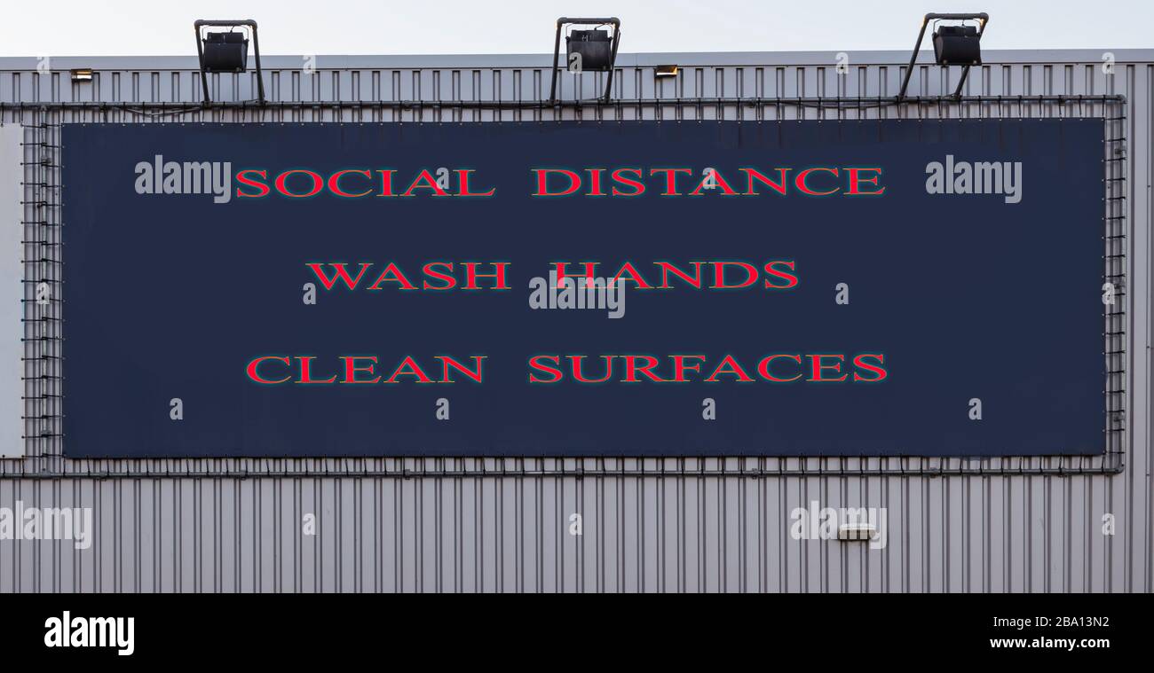 Panneau de la gare routière avec trois règles de base pour éviter l'épidémie de coronavirus ou de Covid-19 de se laver les mains, maintenir la distance sociale et nettoyer les surfaces Banque D'Images