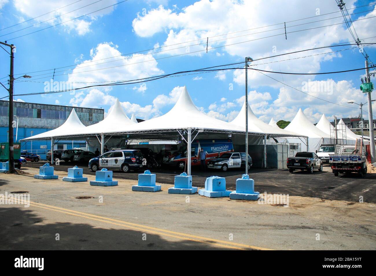 Sao Paulo, Brésil. 25 mars 2020. 25 mars 2020, Guarulhos, Sao Paulo, Brasil: (INT) centre de dépistage COVID-19 à Sao Paulo.25 mars 2020, Guarulhos, Sao Paulo, Brésil: Le maire de Guarulhos, Guti, a annoncé samedi (21) la construction du premier centre de dépistage au Brésil pour servir les personnes soupçonnées d'avoir contracté le coronavirus. Cet espace, qui fait partie du Commandement de la défense de Coronavirus, occupe une zone de‚''¹Ã â€''¹5,000'''‚ mètres carrés à côté du Club CECAP, où un complexe de 2 000 MÃ‚Â² est construit, y compris des tentes, des chariots, des bus et de l'espace pour l'ambulance pa Banque D'Images
