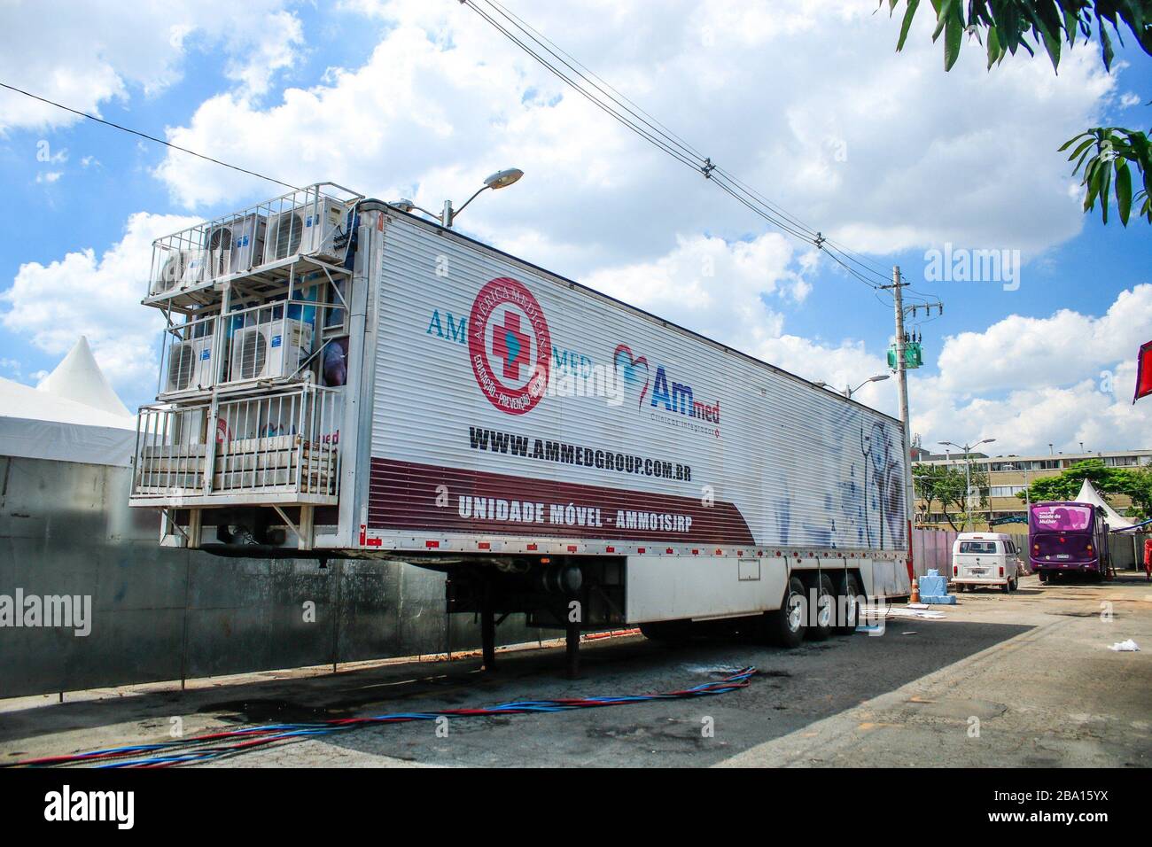 Sao Paulo, Brésil. 25 mars 2020. 25 mars 2020, Guarulhos, Sao Paulo, Brasil: (INT) centre de dépistage COVID-19 à Sao Paulo.25 mars 2020, Guarulhos, Sao Paulo, Brésil: Le maire de Guarulhos, Guti, a annoncé samedi (21) la construction du premier centre de dépistage au Brésil pour servir les personnes soupçonnées d'avoir contracté le coronavirus. Cet espace, qui fait partie du Commandement de la défense de Coronavirus, occupe une zone de‚''¹Ã â€''¹5,000'''‚ mètres carrés à côté du Club CECAP, où un complexe de 2 000 MÃ‚Â² est construit, y compris des tentes, des chariots, des bus et de l'espace pour l'ambulance pa Banque D'Images