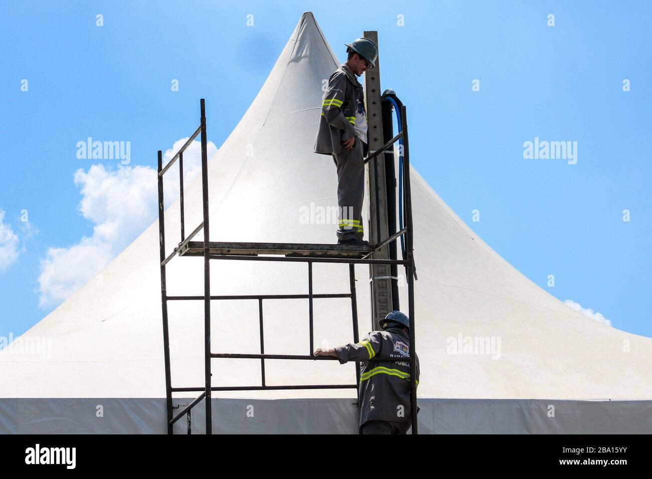 Sao Paulo, Brésil. 25 mars 2020. 25 mars 2020, Guarulhos, Sao Paulo, Brasil: (INT) centre de dépistage COVID-19 à Sao Paulo.25 mars 2020, Guarulhos, Sao Paulo, Brésil: Le maire de Guarulhos, Guti, a annoncé samedi (21) la construction du premier centre de dépistage au Brésil pour servir les personnes soupçonnées d'avoir contracté le coronavirus. Cet espace, qui fait partie du Commandement de la défense de Coronavirus, occupe une zone de‚''¹Ã â€''¹5,000'''‚ mètres carrés à côté du Club CECAP, où un complexe de 2 000 MÃ‚Â² est construit, y compris des tentes, des chariots, des bus et de l'espace pour l'ambulance pa Banque D'Images