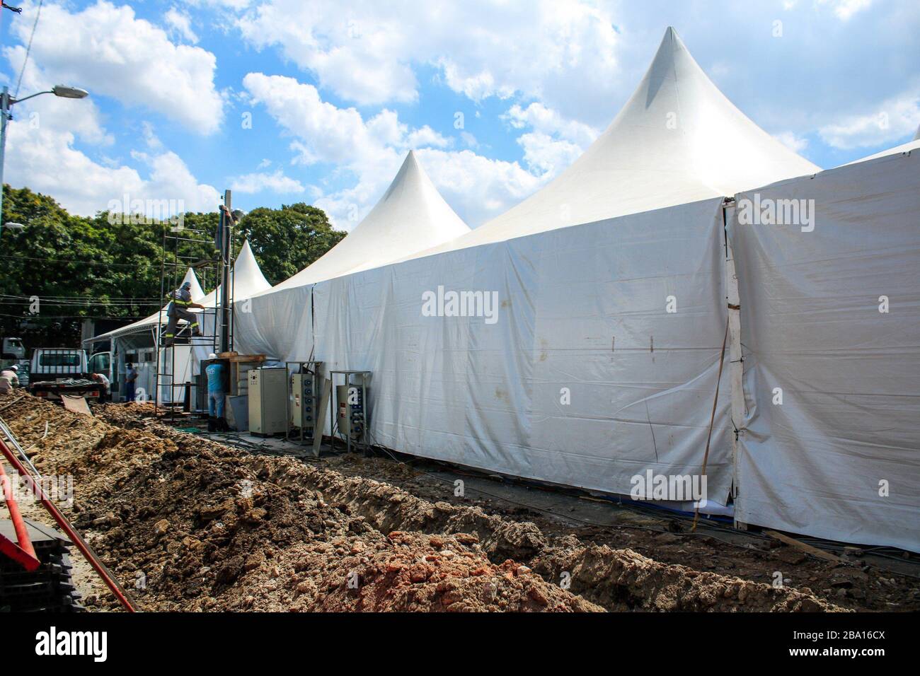 Sao Paulo, Brésil. 25 mars 2020. 25 mars 2020, Guarulhos, Sao Paulo, Brasil: (INT) centre de dépistage COVID-19 à Sao Paulo.25 mars 2020, Guarulhos, Sao Paulo, Brésil: Le maire de Guarulhos, Guti, a annoncé samedi (21) la construction du premier centre de dépistage au Brésil pour servir les personnes soupçonnées d'avoir contracté le coronavirus. Cet espace, qui fait partie du Commandement de la défense de Coronavirus, occupe une zone de‚''¹Ã â€''¹5,000'''‚ mètres carrés à côté du Club CECAP, où un complexe de 2 000 MÃ‚Â² est construit, y compris des tentes, des chariots, des bus et de l'espace pour l'ambulance pa Banque D'Images