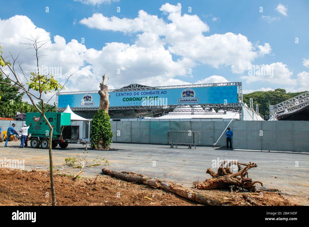 Sao Paulo, Brésil. 25 mars 2020. 25 mars 2020, Guarulhos, Sao Paulo, Brasil: (INT) centre de dépistage COVID-19 à Sao Paulo.25 mars 2020, Guarulhos, Sao Paulo, Brésil: Le maire de Guarulhos, Guti, a annoncé samedi (21) la construction du premier centre de dépistage au Brésil pour servir les personnes soupçonnées d'avoir contracté le coronavirus. Cet espace, qui fait partie du Commandement de la défense de Coronavirus, occupe une zone de‚''¹Ã â€''¹5,000'''‚ mètres carrés à côté du Club CECAP, où un complexe de 2 000 MÃ‚Â² est construit, y compris des tentes, des chariots, des bus et de l'espace pour l'ambulance pa Banque D'Images