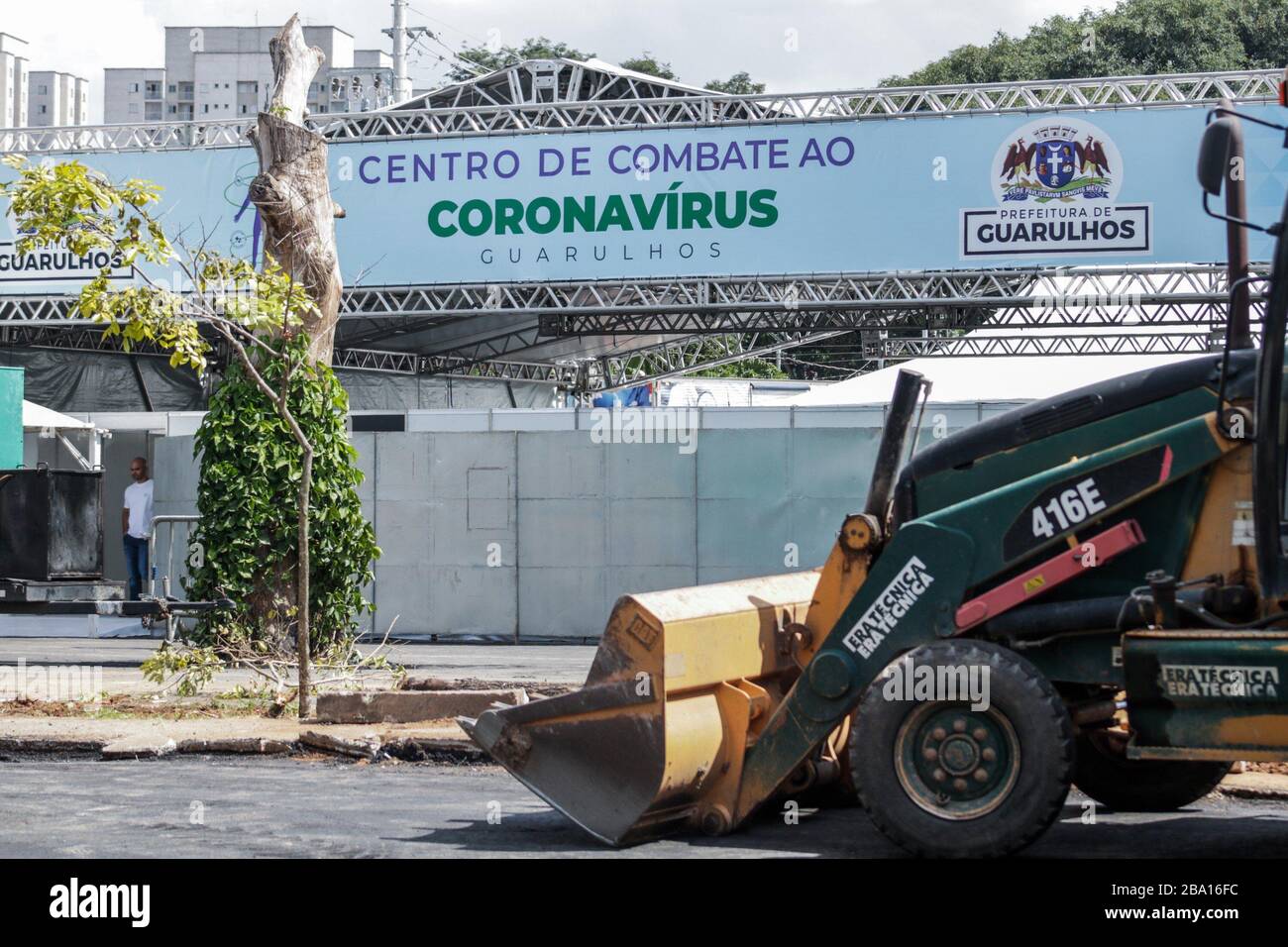Sao Paulo, Brésil. 25 mars 2020. 25 mars 2020, Guarulhos, Sao Paulo, Brasil: (INT) centre de dépistage COVID-19 à Sao Paulo.25 mars 2020, Guarulhos, Sao Paulo, Brésil: Le maire de Guarulhos, Guti, a annoncé samedi (21) la construction du premier centre de dépistage au Brésil pour servir les personnes soupçonnées d'avoir contracté le coronavirus. Cet espace, qui fait partie du Commandement de la défense de Coronavirus, occupe une zone de‚''¹Ã â€''¹5,000'''‚ mètres carrés à côté du Club CECAP, où un complexe de 2 000 MÃ‚Â² est construit, y compris des tentes, des chariots, des bus et de l'espace pour l'ambulance pa Banque D'Images