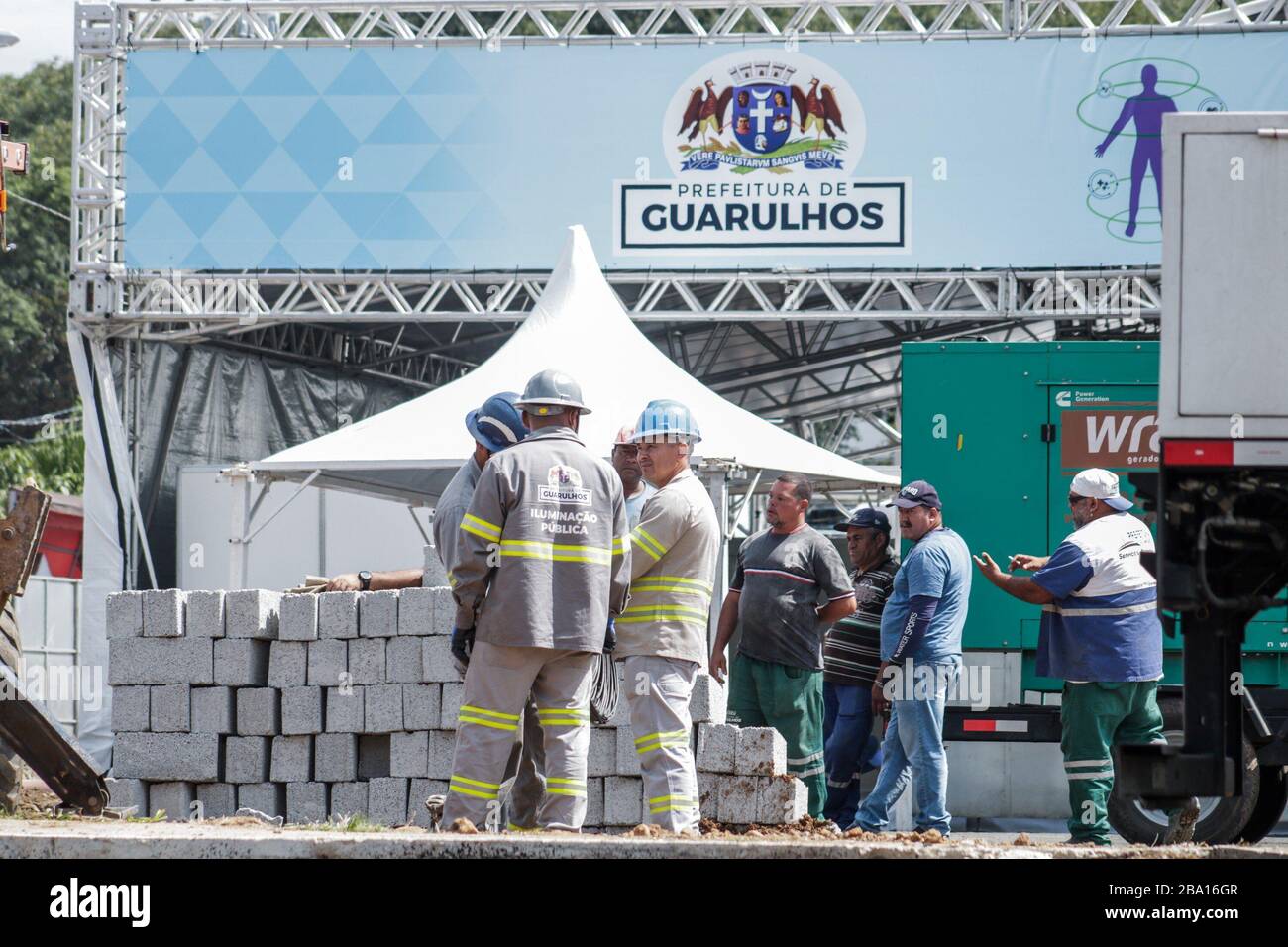 Sao Paulo, Brésil. 25 mars 2020. 25 mars 2020, Guarulhos, Sao Paulo, Brasil: (INT) centre de dépistage COVID-19 à Sao Paulo.25 mars 2020, Guarulhos, Sao Paulo, Brésil: Le maire de Guarulhos, Guti, a annoncé samedi (21) la construction du premier centre de dépistage au Brésil pour servir les personnes soupçonnées d'avoir contracté le coronavirus. Cet espace, qui fait partie du Commandement de la défense de Coronavirus, occupe une zone de‚''¹Ã â€''¹5,000'''‚ mètres carrés à côté du Club CECAP, où un complexe de 2 000 MÃ‚Â² est construit, y compris des tentes, des chariots, des bus et de l'espace pour l'ambulance pa Banque D'Images