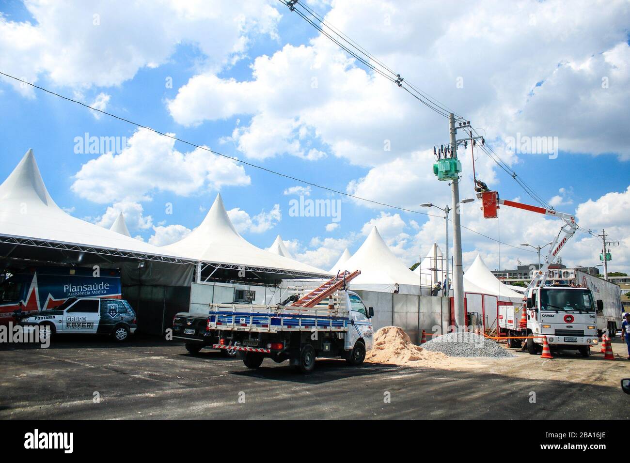 Sao Paulo, Brésil. 25 mars 2020. 25 mars 2020, Guarulhos, Sao Paulo, Brasil: (INT) centre de dépistage COVID-19 à Sao Paulo.25 mars 2020, Guarulhos, Sao Paulo, Brésil: Le maire de Guarulhos, Guti, a annoncé samedi (21) la construction du premier centre de dépistage au Brésil pour servir les personnes soupçonnées d'avoir contracté le coronavirus. Cet espace, qui fait partie du Commandement de la défense de Coronavirus, occupe une zone de‚''¹Ã â€''¹5,000'''‚ mètres carrés à côté du Club CECAP, où un complexe de 2 000 MÃ‚Â² est construit, y compris des tentes, des chariots, des bus et de l'espace pour l'ambulance pa Banque D'Images
