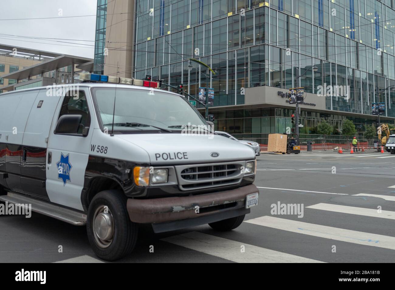 Un véhicule du département de police de San Francisco est visible lors d'une patrouille dans un abri en place, suite à une éclosion du coronavirus COVID-19 à San Francisco, Californie, le 23 mars 2020. () Banque D'Images