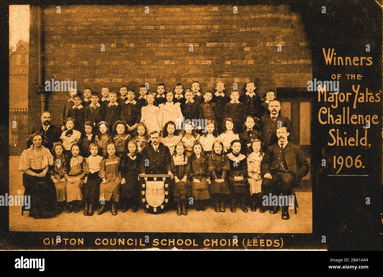 Gipton Council School Choir , à l'origine Gipton Board School (ouvert en 1897) et plus tard Gipton Secondary School aka Harehills Middle School (Harehills, Leeds) 1906. Une carte postale célébrant la victoire du Major Yates Challenge Shield. Après la fermeture vers 1992, il est tombé en déraliction avant d'être remis à neuf comme en 2008 comme le centre d'affaires Shine, une initiative communautaire locale. L'école avait des sections distinctes pour les garçons et les filles Banque D'Images