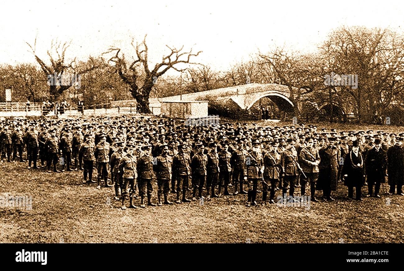 Royal Engineers 210ème Company est inspectée par le maire James E Bedford à Ilkley, Yorkshire, Royaume-Uni, le 21 avril 1915. Le vieux pont d'Ilkley est en arrière-plan. Banque D'Images