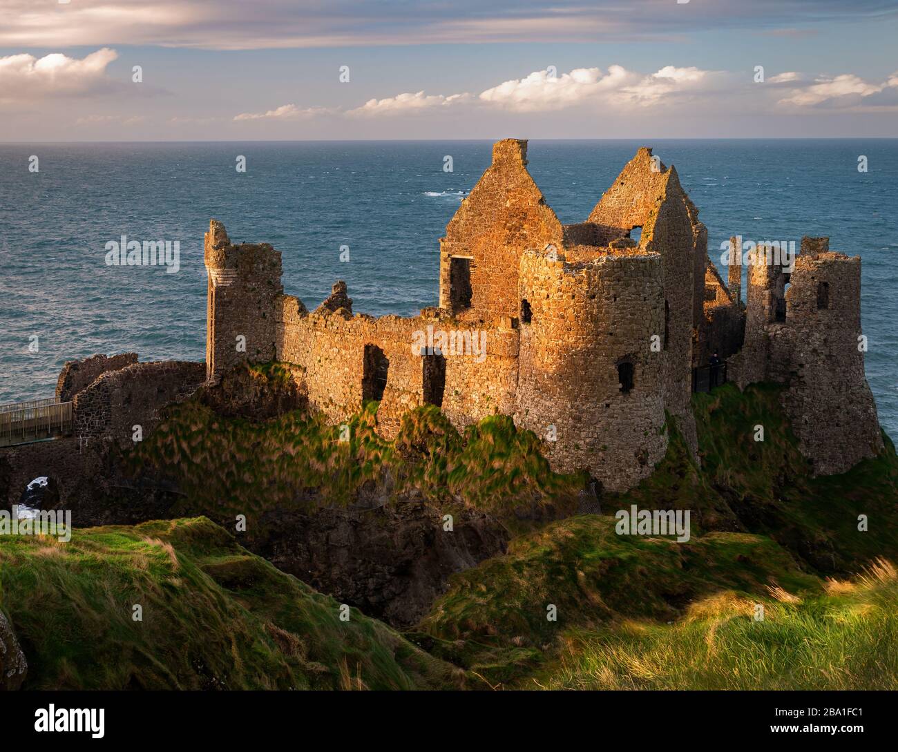 Le premier enregistrement écrit du château de Dunluce remonte à 1513, bien que la structure de front ait probablement été construite quelques années plus tôt vers 1500. Banque D'Images