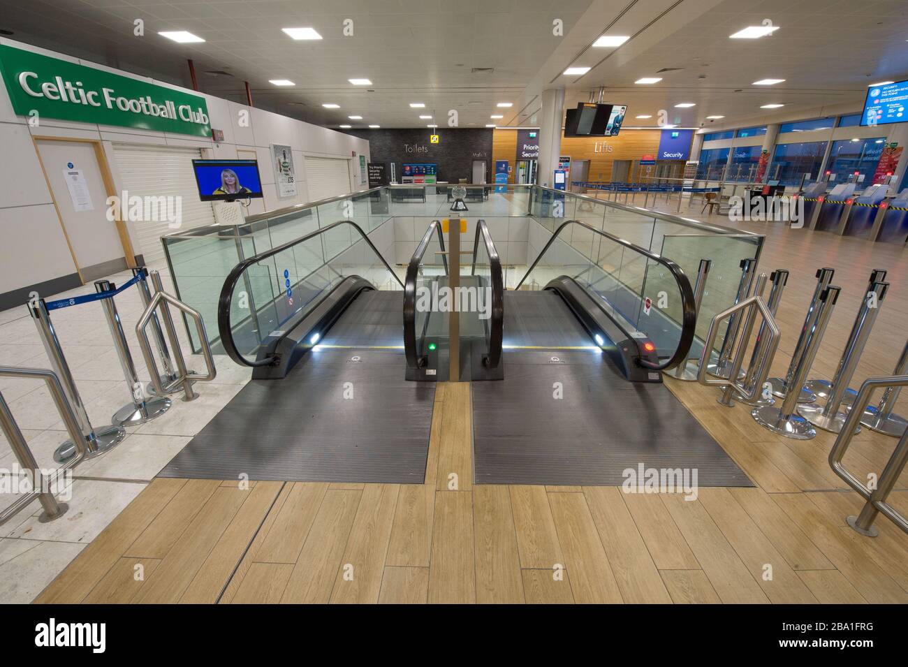 Glasgow, Royaume-Uni. 25 mars 2020. Photo : vue de l'intérieur du terminal de passagers de l'aéroport de Glasgow montrant l'endroit déserté en raison de la suspension et de l'annulation des vols par les compagnies aériennes en raison de la pandémie de coronavirus. Crédit : Colin Fisher/Alay Live News Banque D'Images