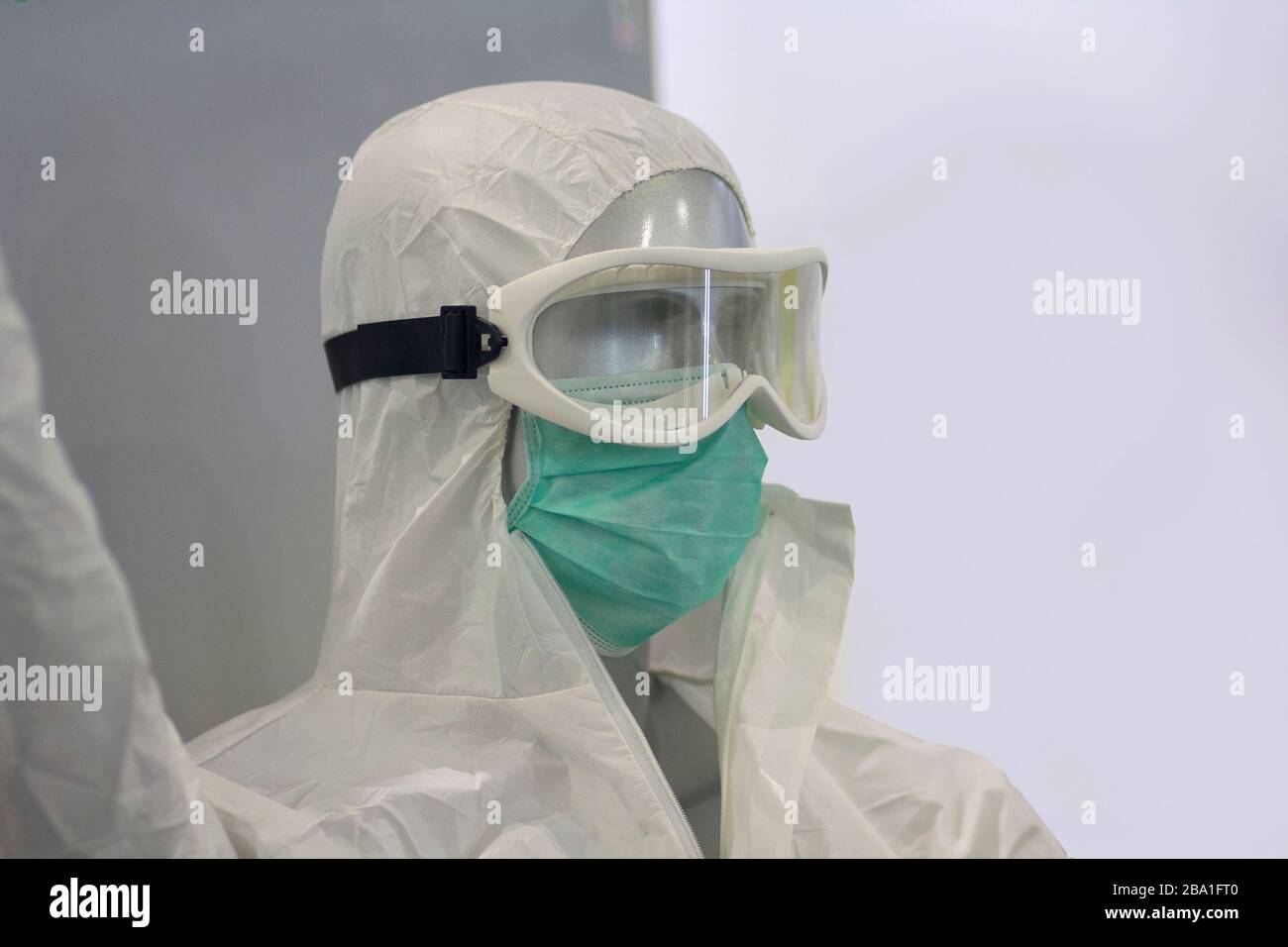 Mannequin avec masque de protection et lunettes avec équipement chimique anti-inflammatoire et antibactérien. Médecine et recherche Banque D'Images