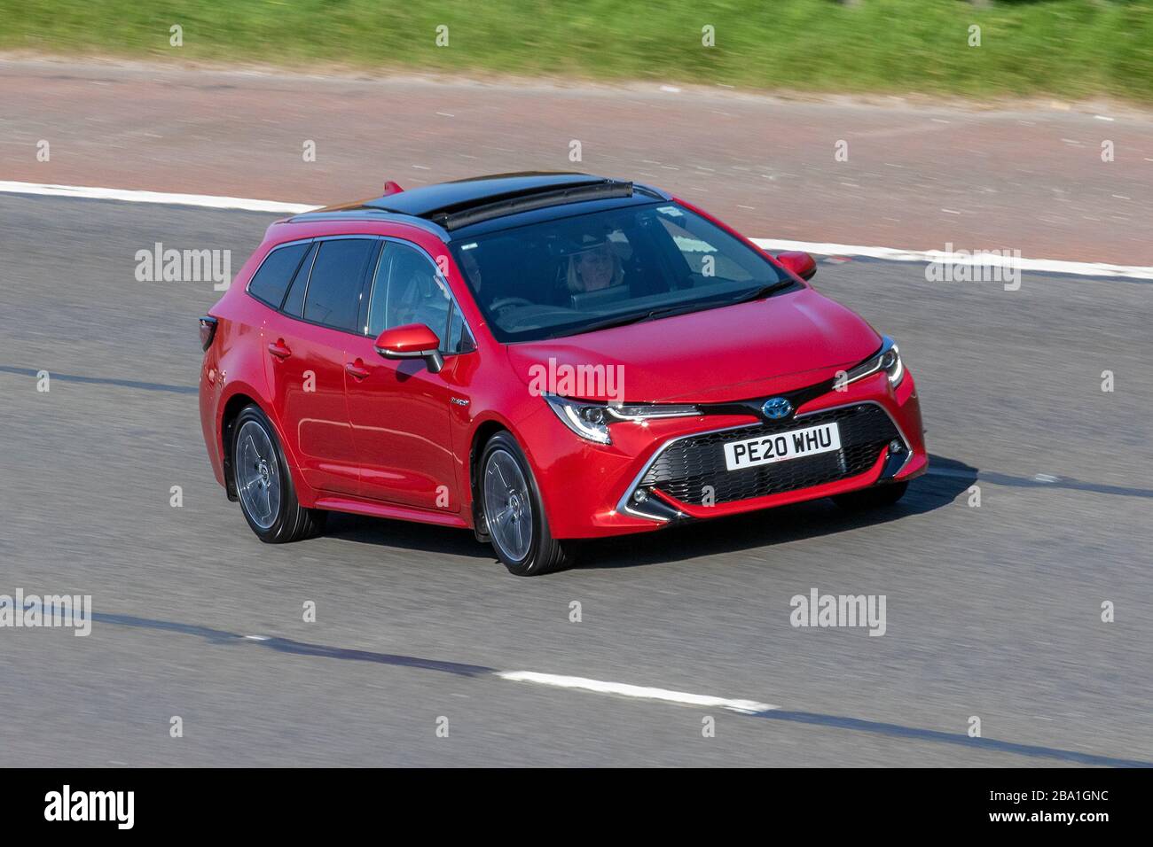 2011 Red Toyota Prius T3 VVT-I CVT ; véhicules en mouvement, conduite de véhicules, routes, moteurs, automobile sur l'autoroute Banque D'Images