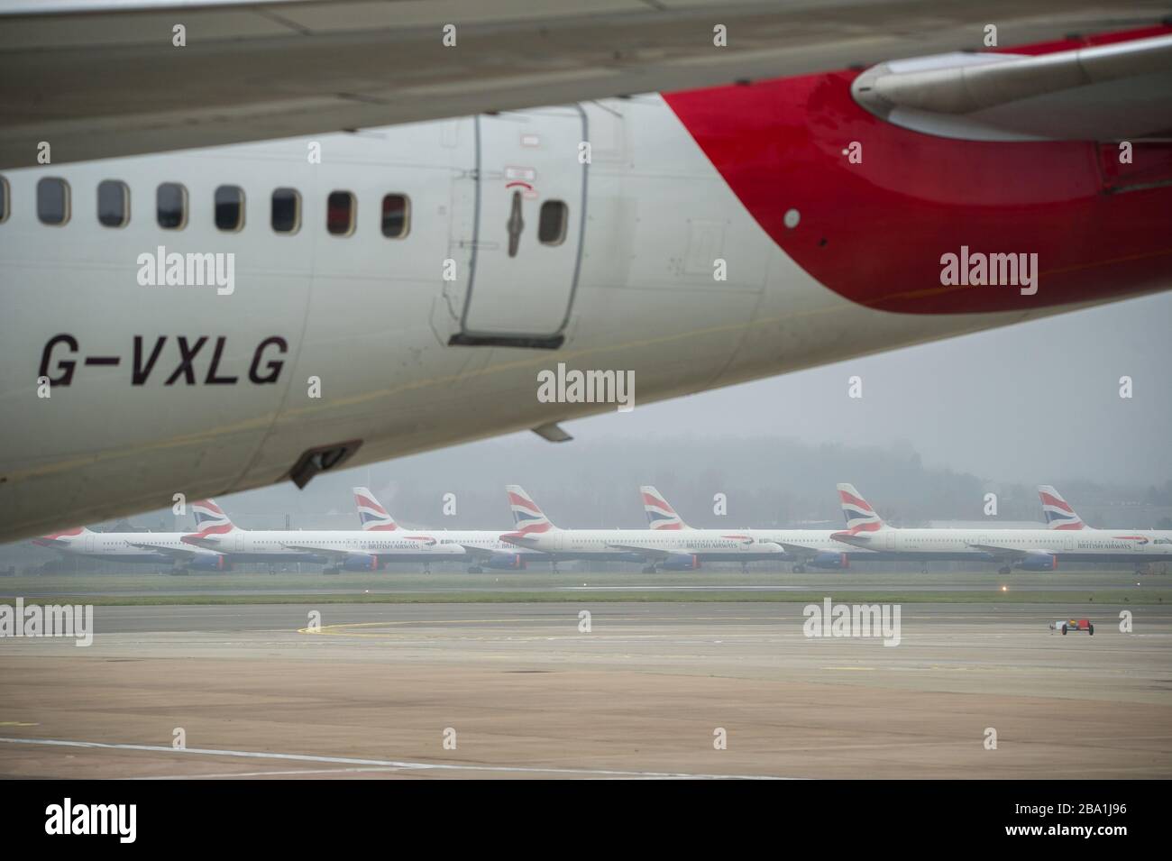Glasgow, Royaume-Uni. 25 mars 2020. Photo : les avions Virgin Atlantic (Boeing 747-400 - nommé Ruby Tuesday, enregistré G-VXLG) et un Airbus A330-200 - nommé Honkytonk Woman, enregistré G-Vmik) sont mis à la terre sur le tarmac par le cintre Logan Air. Crédit : Colin Fisher/Alay Live News Banque D'Images