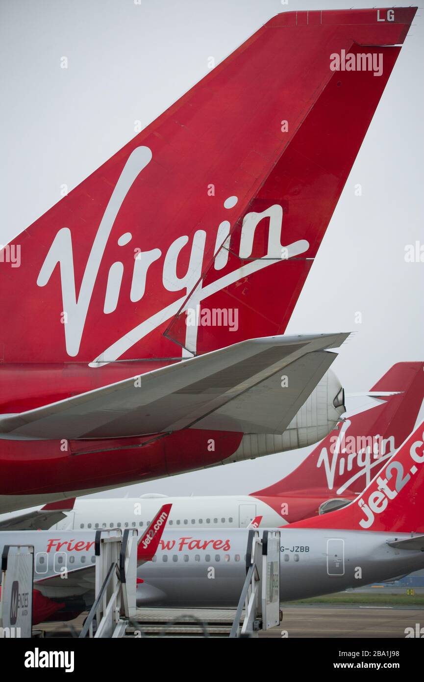 Glasgow, Royaume-Uni. 25 mars 2020. Photo : les avions Virgin Atlantic (Boeing 747-400 - nommé Ruby Tuesday, enregistré G-VXLG) et un Airbus A330-200 - nommé Honkytonk Woman, enregistré G-Vmik) sont mis à la terre sur le tarmac par le cintre Logan Air. Crédit : Colin Fisher/Alay Live News Banque D'Images