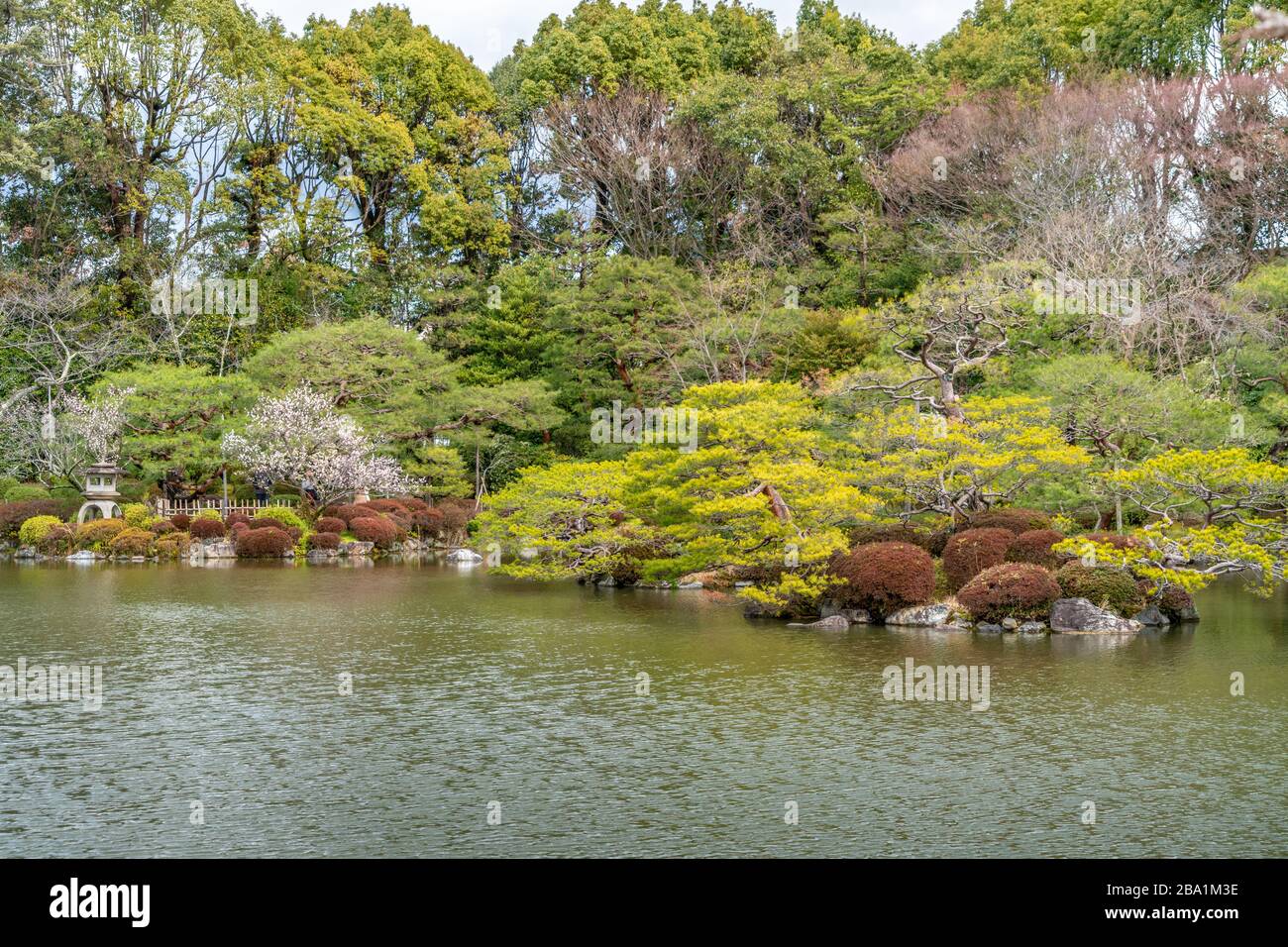 Lac et jardins du sanctuaire de Heian ou du sanctuaire de Heian Jingu Shinto. Conçu par Ogawa Jihei VII ou Ueji. Important bien culturel. Kyoto Japon Banque D'Images