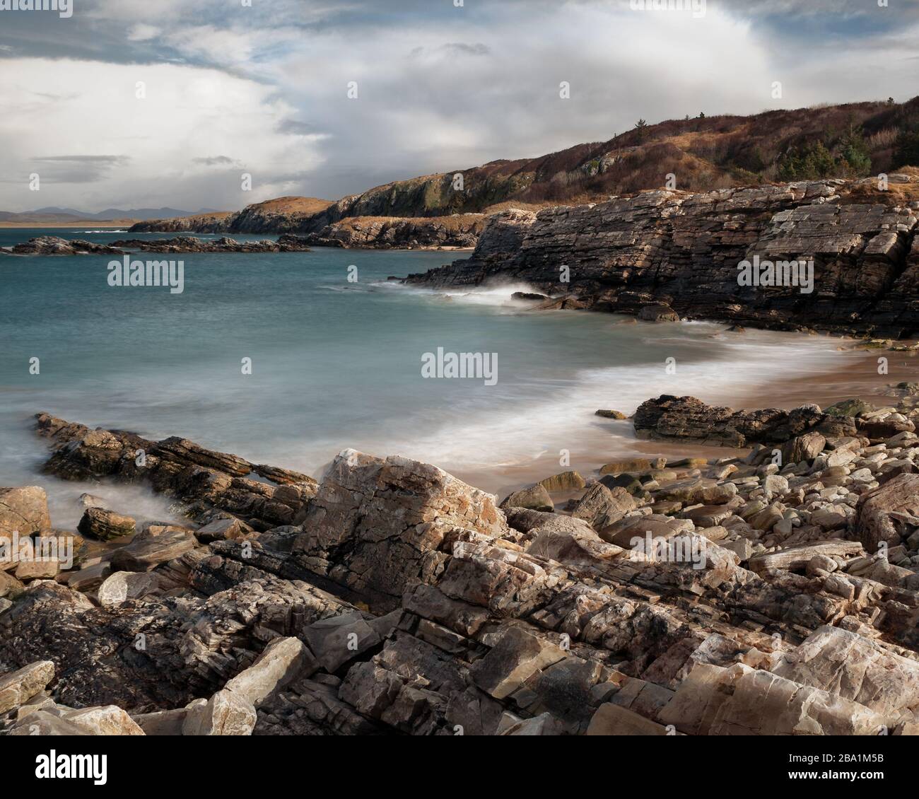 Une crique rocheuse tranquille dans le parc national d'Ards, Co Donegal, Irlande Banque D'Images