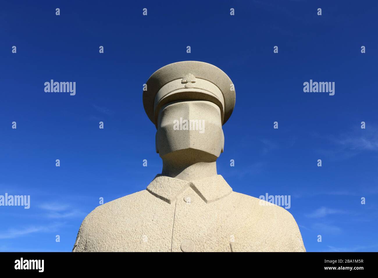 Sculptures de soldats en pierre sculptées sculptures à Langley Vale First World War Centenary Wood Surrey par le sculpteur Patrick Walls Banque D'Images