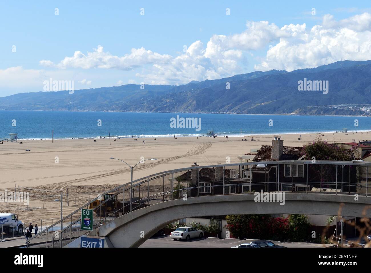 SANTA MONICA, CA/USA - 17 MARS 2020: La plage de l'État de Santa Monica est désertée en raison de la quarantaine du coronavirus Banque D'Images