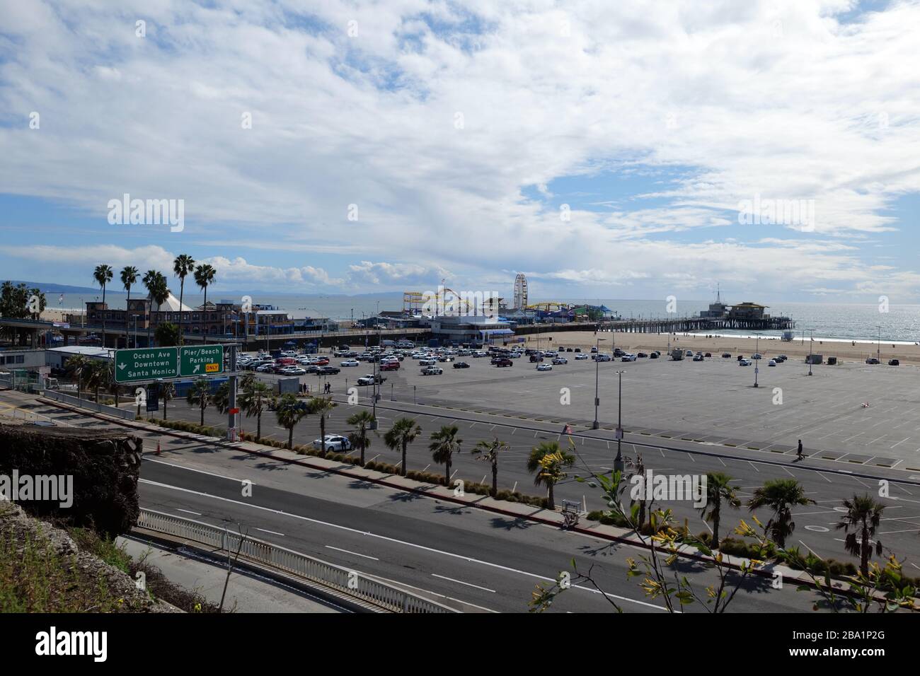 SANTA MONICA, CA/USA - 17 MARS 2020: Pacific Coast Highway et Santa Monica Pier sont désertés pendant la quarantaine des coronavirus Banque D'Images