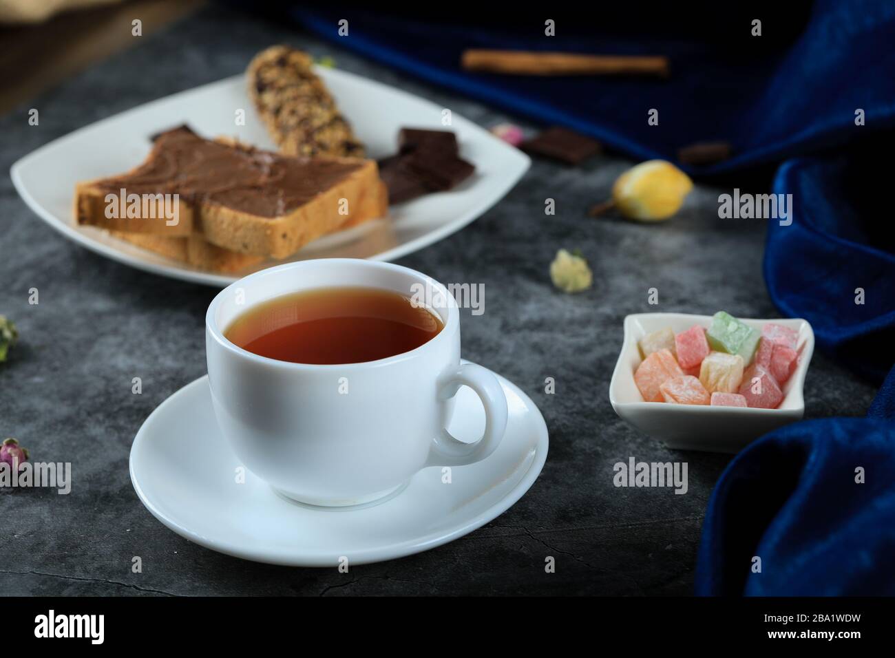 Une tasse de thé blanc avec pain grillé au chocolat Banque D'Images