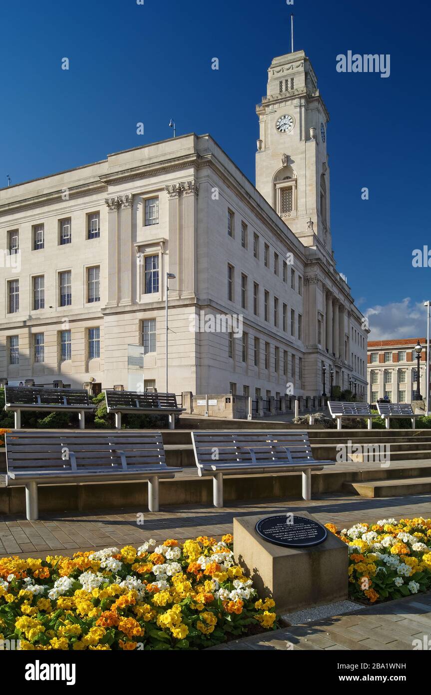 Royaume-Uni, Yorkshire du Sud, Barnsley, Town Hall et Centenary Square Banque D'Images
