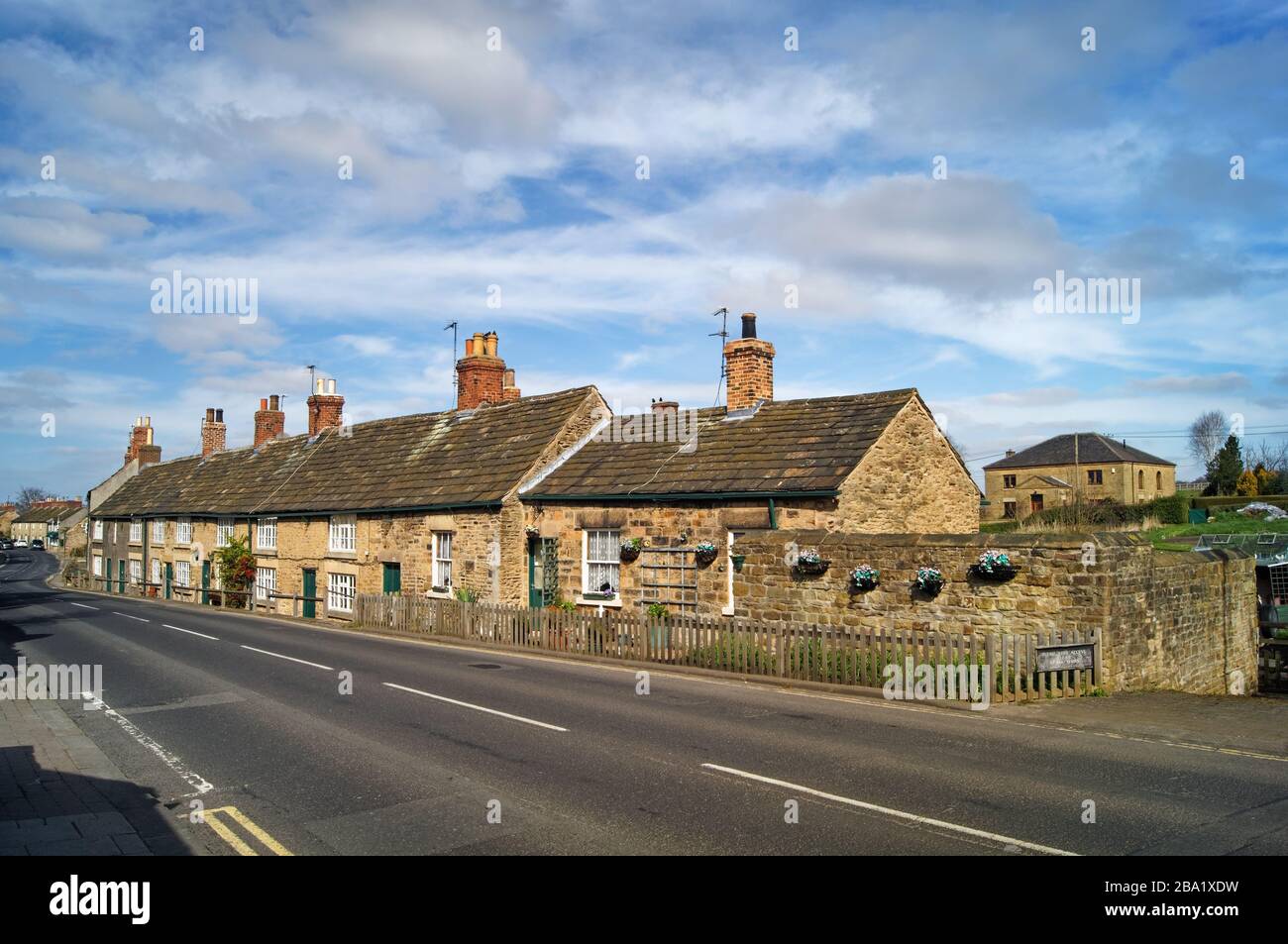 Royaume-Uni, Yorkshire du Sud, Rotherham, Wentworth, Cottages à côté de B6090 Banque D'Images