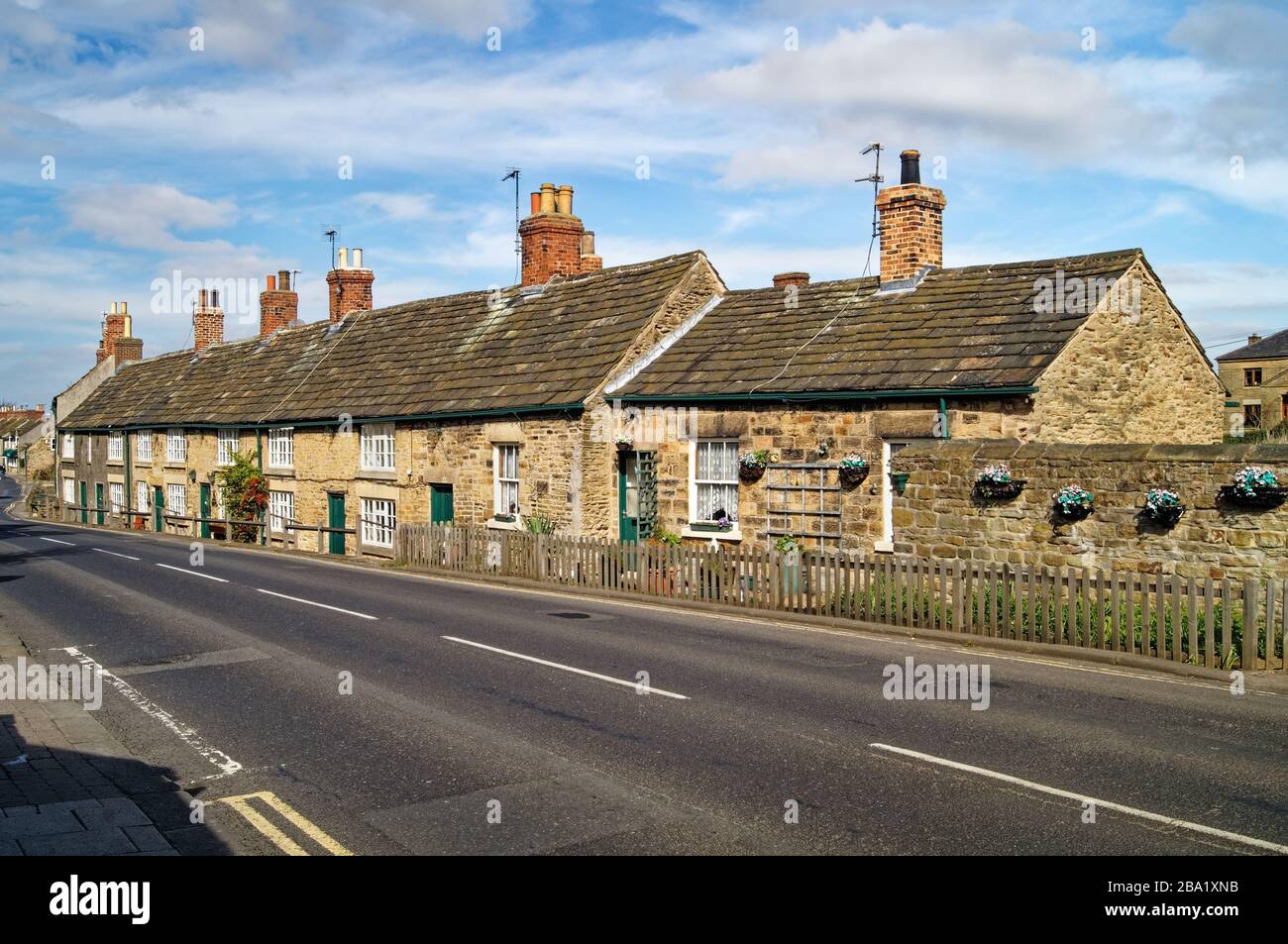 Royaume-Uni, Yorkshire du Sud, Rotherham, Wentworth, Cottages à côté de B6090 Banque D'Images