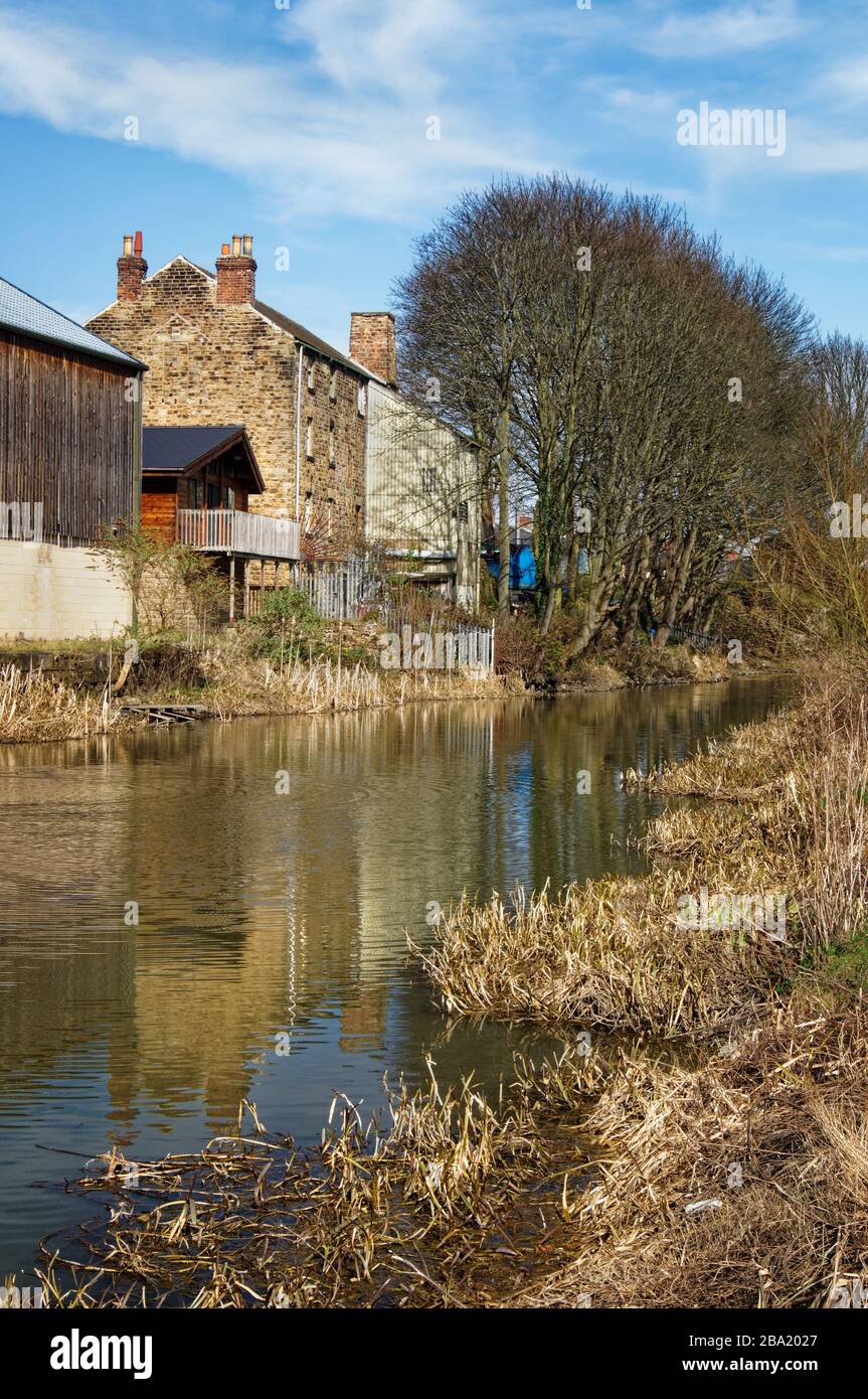 Royaume-Uni, Yorkshire du Sud, Maisons à côté du canal Elsecar Banque D'Images