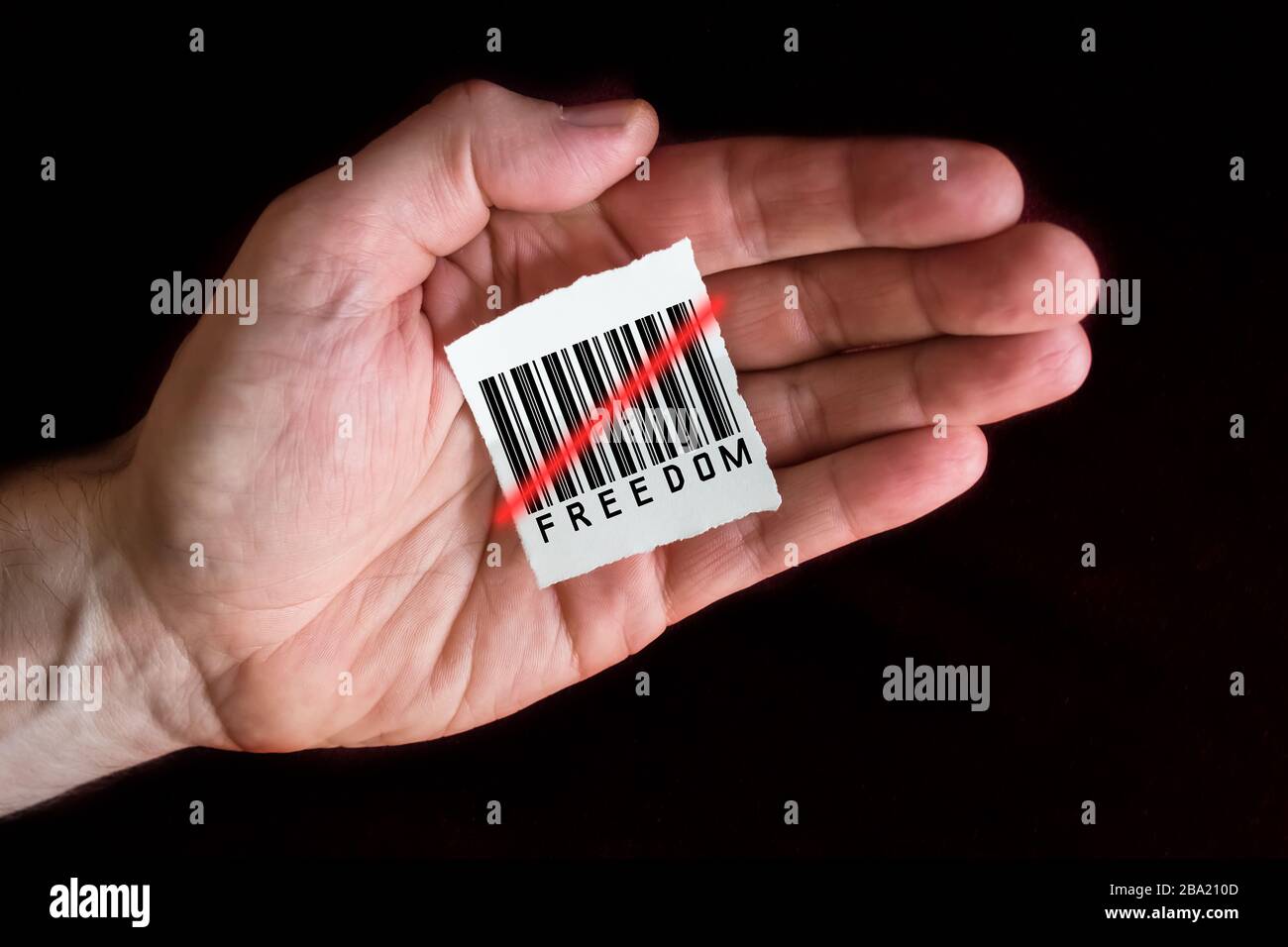 Note papier avec un code-barres qui est en train d'être numérisé et le mot Freedom Banque D'Images