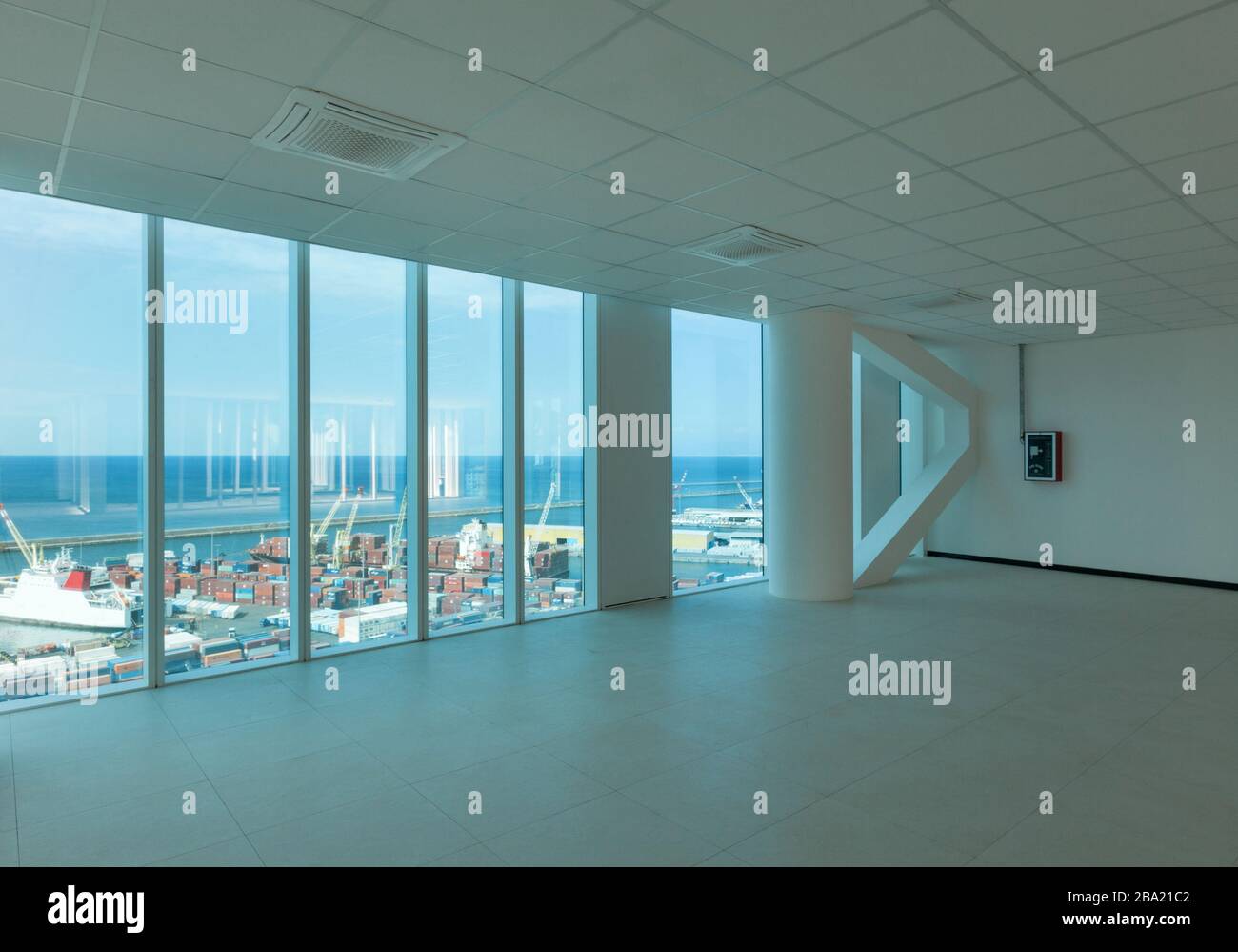 Intérieur, grand espace ouvert, gratte-ciel, fenêtres donnant sur la mer Banque D'Images
