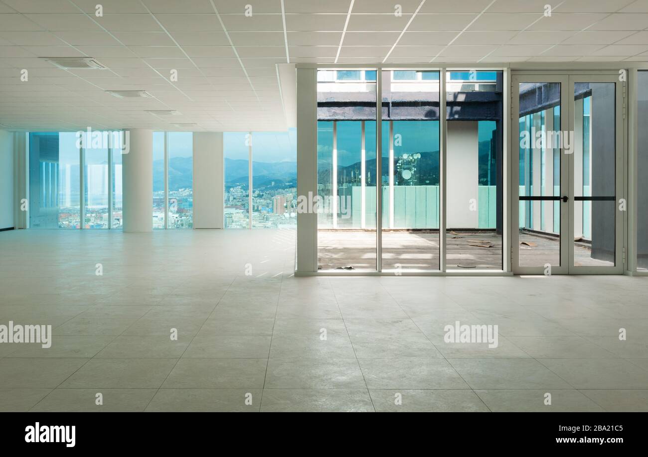 Intérieur, grand espace ouvert, gratte-ciel, fenêtres donnant sur la mer Banque D'Images