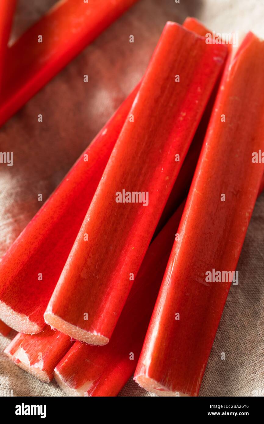Bâtonnets de rhubarbe rouge biologique brut prêts à cuisiner avec Banque D'Images