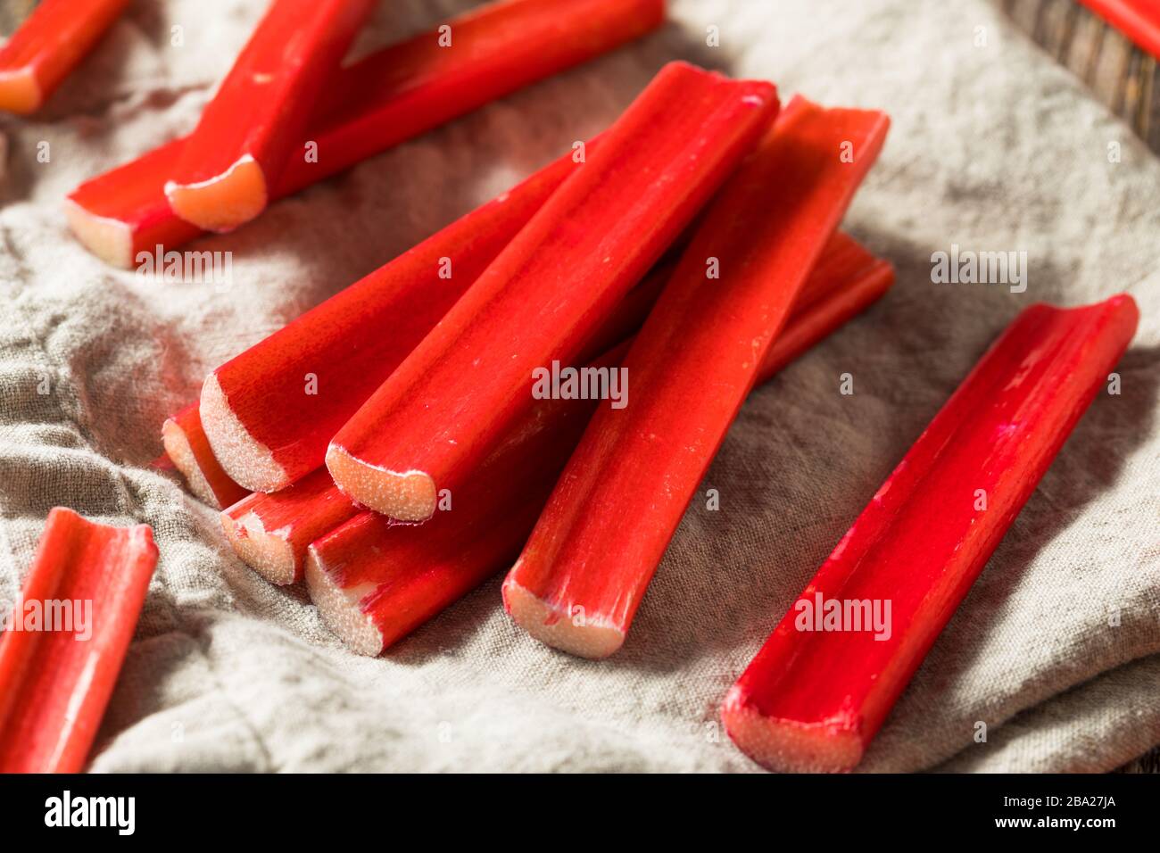 Bâtonnets de rhubarbe rouge biologique brut prêts à cuisiner avec Banque D'Images
