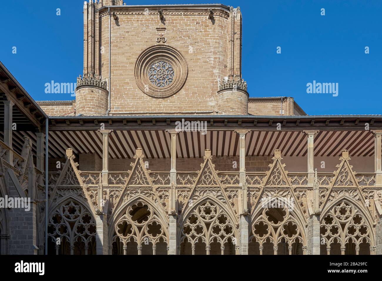 Cloître gothique du XIVe siècle dans la cathédrale métropolitaine de Santa María la Real dans la ville de Pampelune, Navarre, Espagne, Europe. Banque D'Images