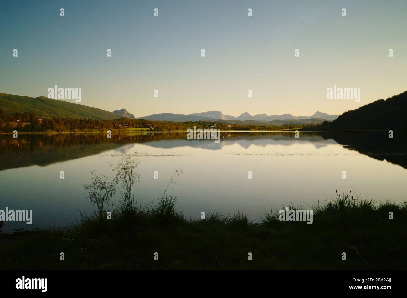 Un lac à Ballangen (Saltvannet), Norvège Banque D'Images