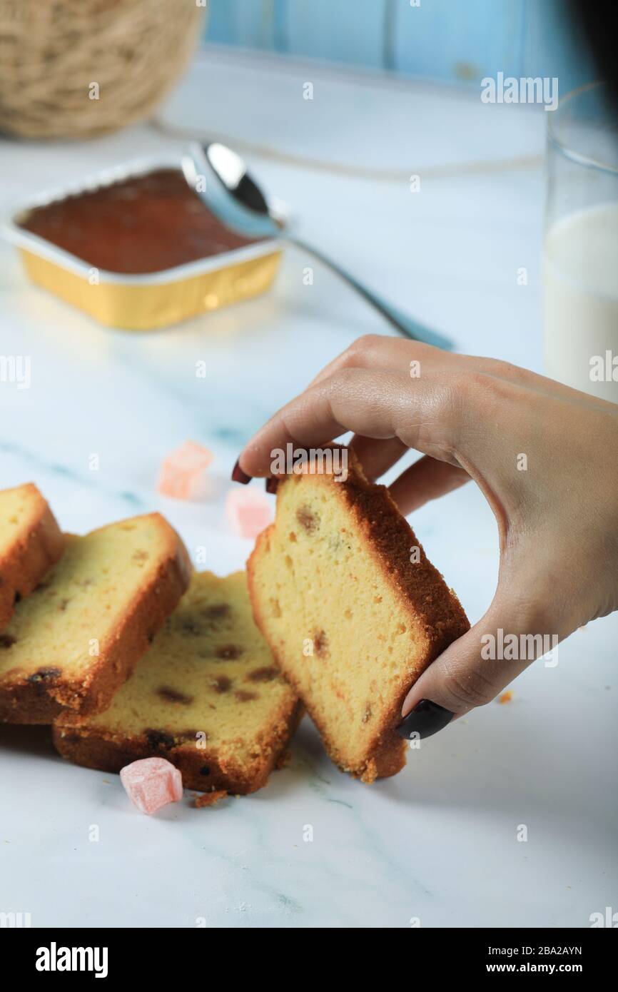 Prendre des tranches de tarte avec sultana à la main Banque D'Images