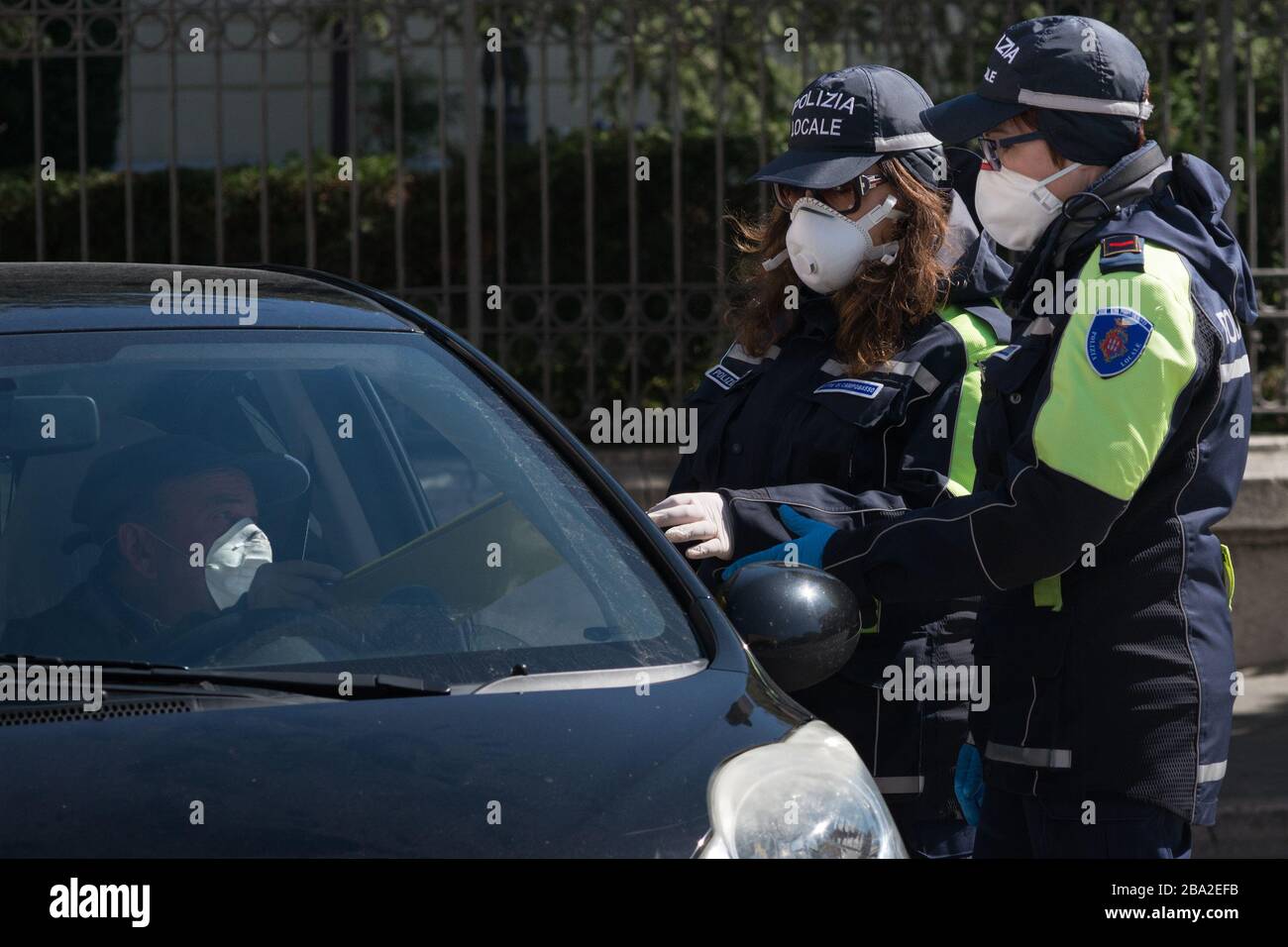 Campobasso,région de Molise,Italie:deux policiers urbains vérifient l'auto-déclaration d'une personne à circuler pendant l'urgence du coronavirus à Campobasso. Banque D'Images