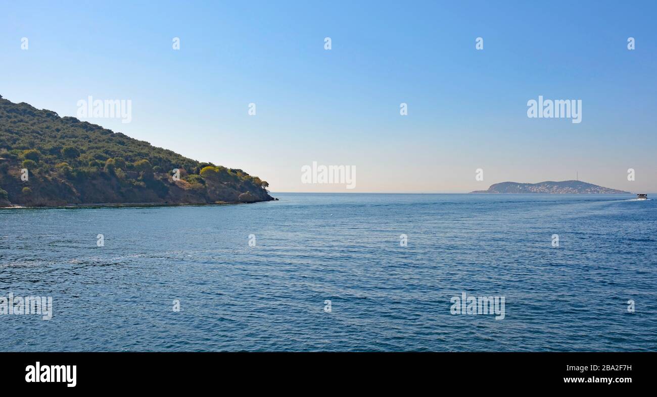 Heybeliada, une des îles des Princes, également appelée Adalar, dans la mer de Marmara au large de la côte d'Istanbul. Burgazada peut être vu en arrière-plan Banque D'Images